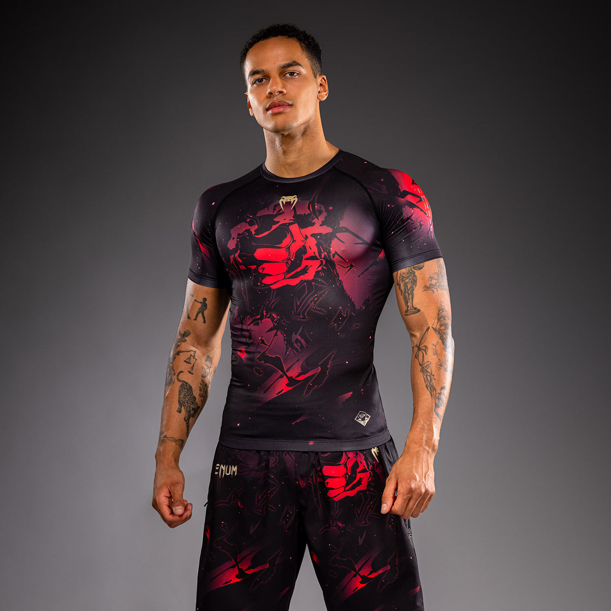 Jujutsu Kaisen x Venum Itadori Rashguard Manga Corta – Negro/Rojo