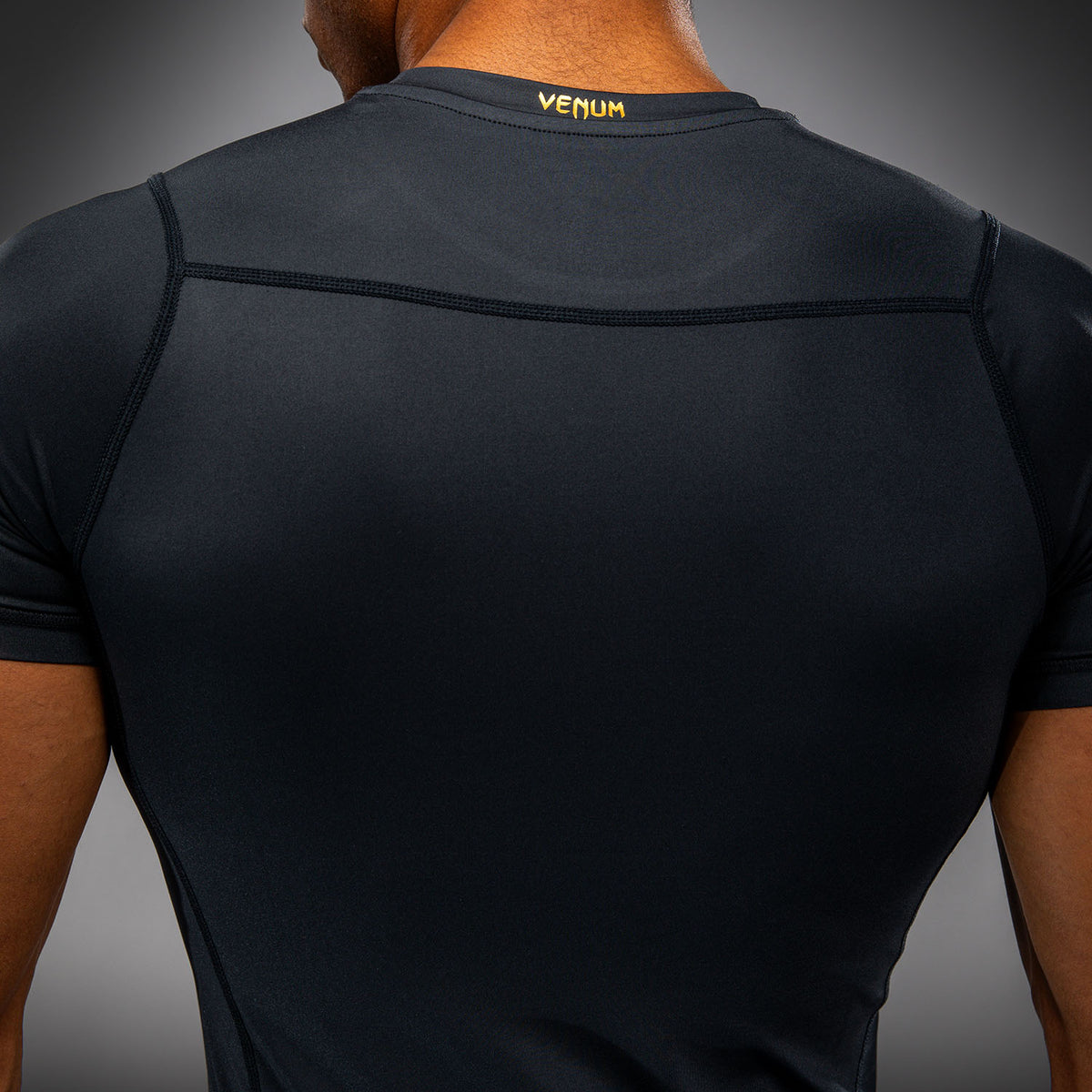 Venum Attack Rashguard de manga corta - Negro/Dorado