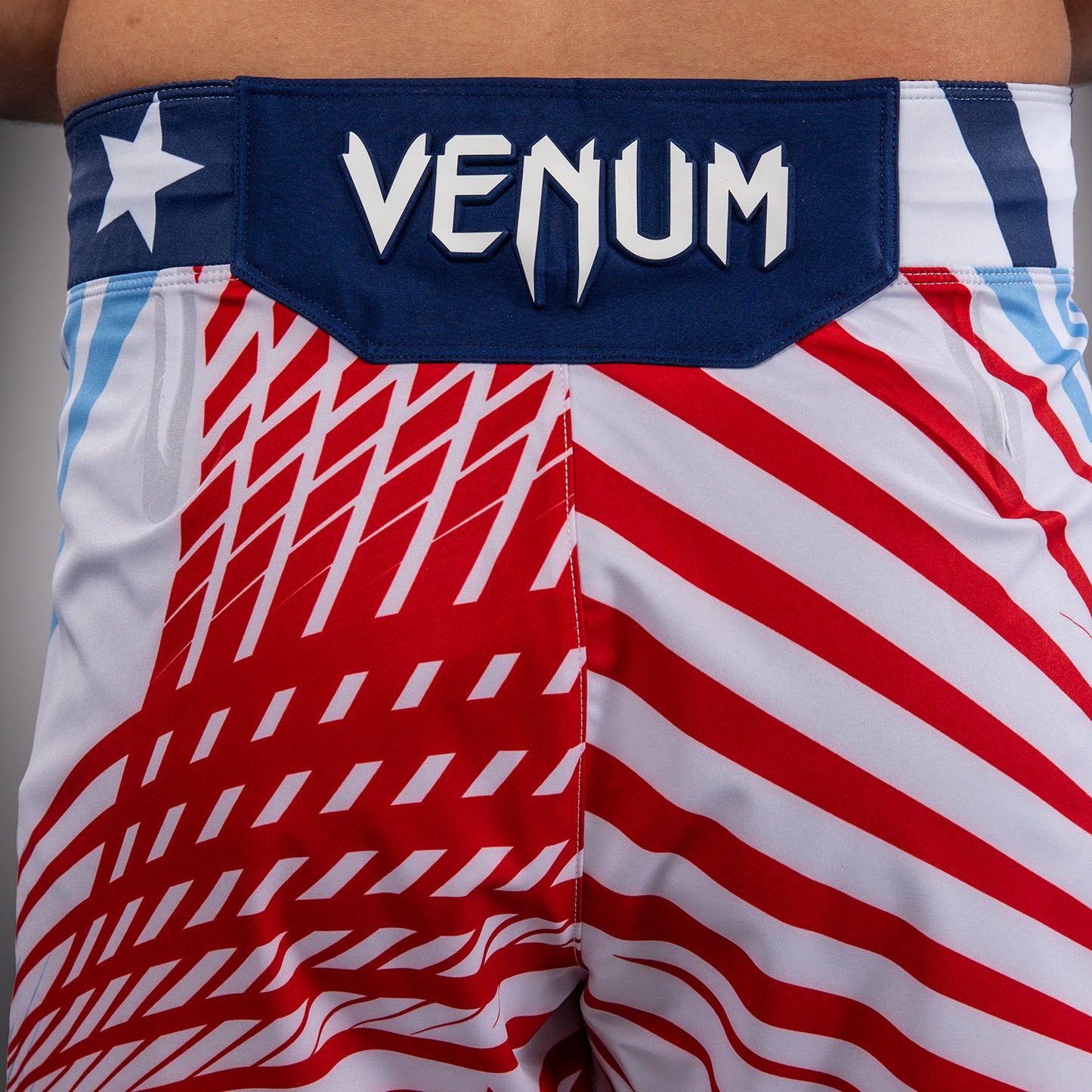 Official UFC Freedom 250 by Venum Authentic Fight Night Fight Shorts de ajuste corto para hombre - Blanco