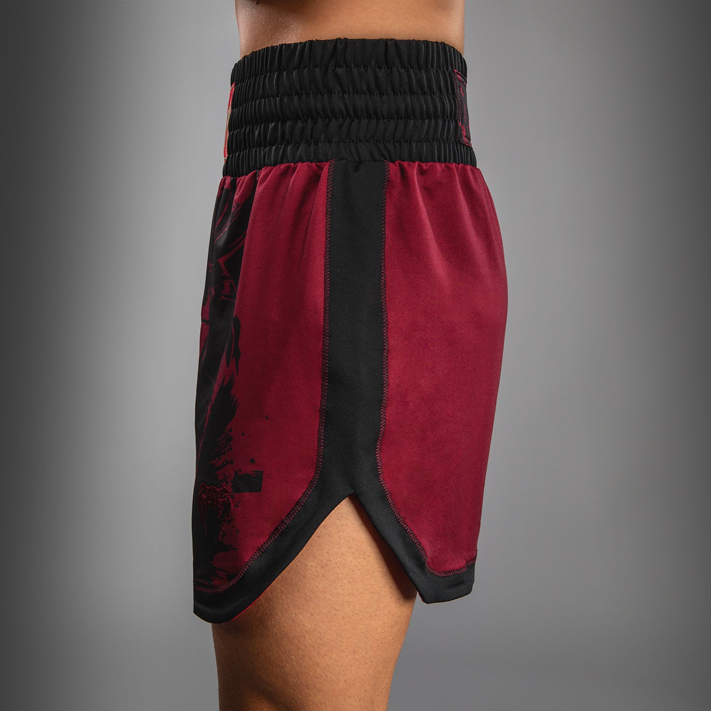 Venum x Assassin’s Creed Shadows Pantalones de Boxeo para Hombre - Burdeos/Negro