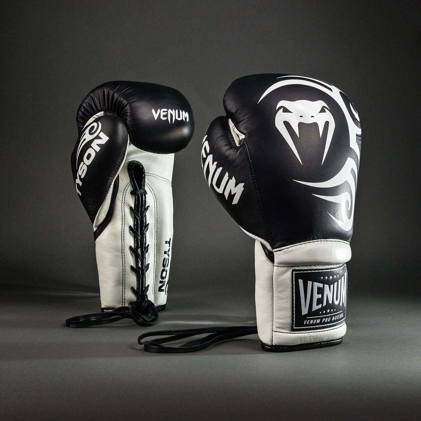Venum Giant 2.0 Mike Tyson Pro Guantes de Boxeo con Cordones - Negro Profundo/Blanco Óptico