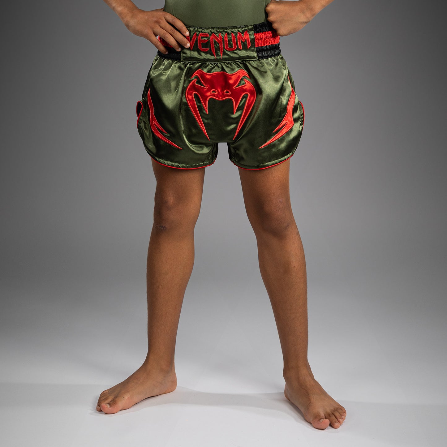 Venum Inferno Pantalones Cortos de Muay Thai para Niños - Verde Ejército/Naranja