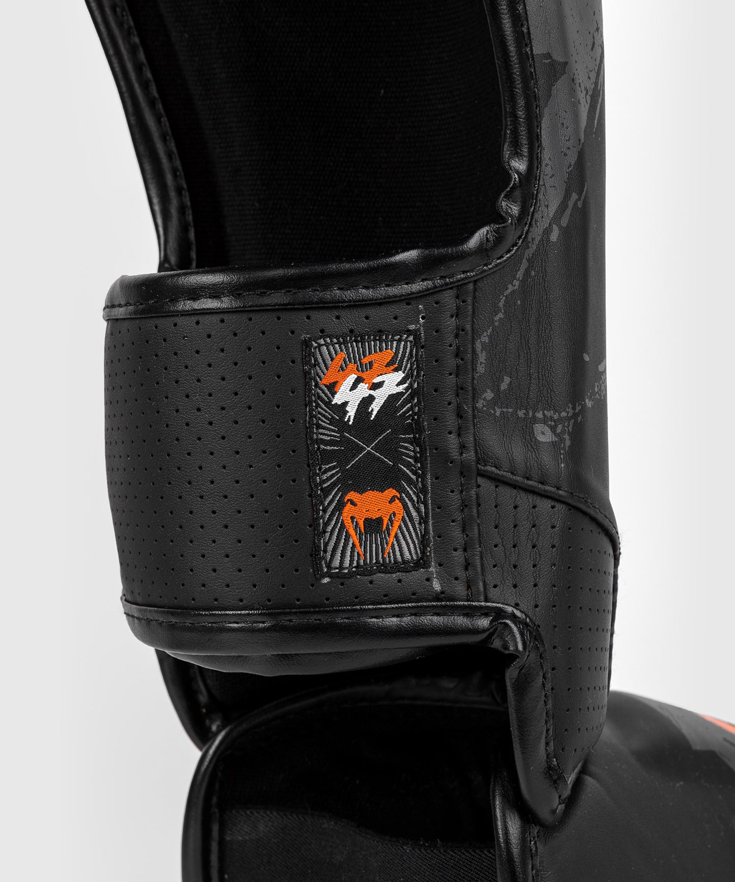 Venum S47 Espinilleras - Negro/Naranja