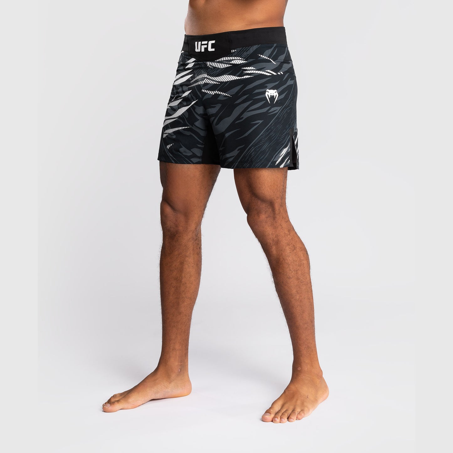 UFC Fusion by Venum Personalizados Authentic Fight Night Shorts de Lucha para Hombre - Ajuste Corto - Negro