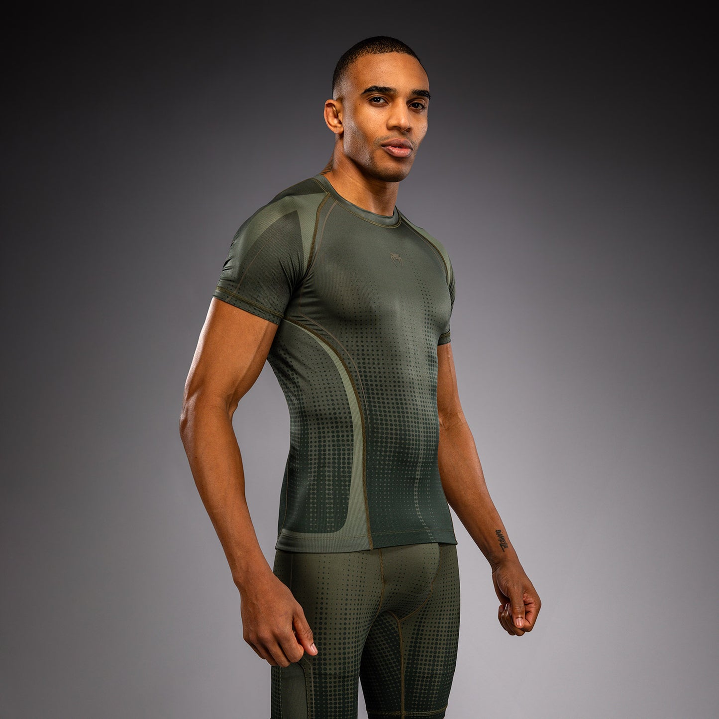 Venum Stealth Rashguard Manga Corta – Caqui/Verde Oscuro