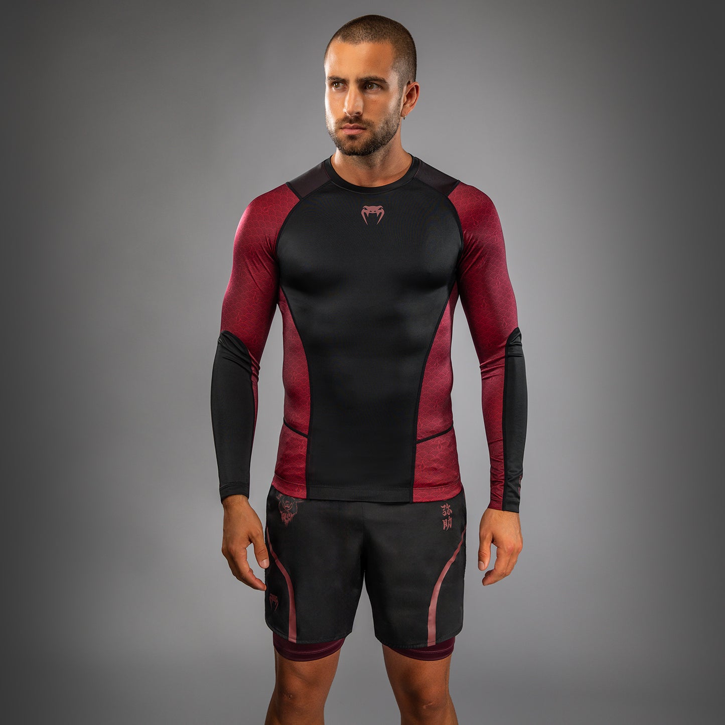 Venum x Assassin’s Creed Shadows Camiseta de Manga Larga Rashguard para Hombre - Burdeos/Negro