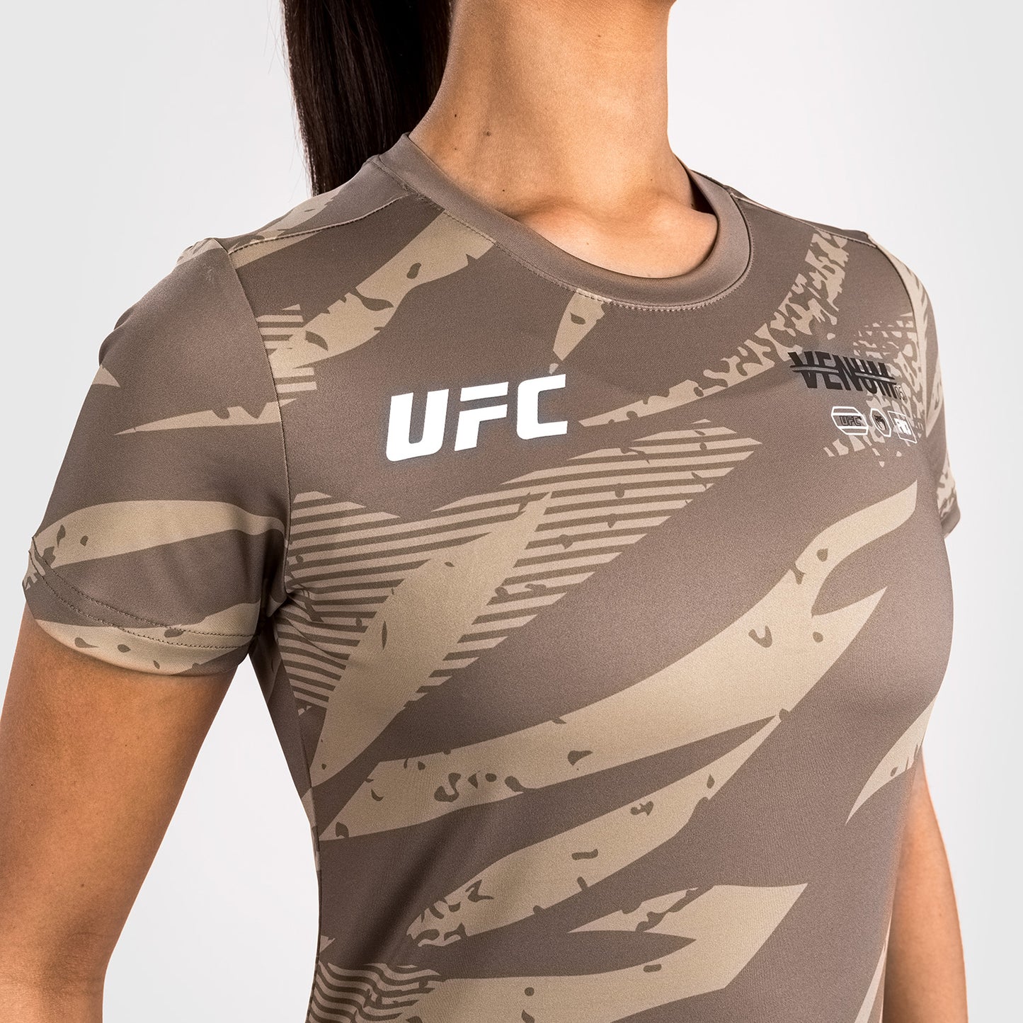 UFC Adrenaline By Venum Fight Week Camiseta de Mujer Dry-Tech - Desert Camo