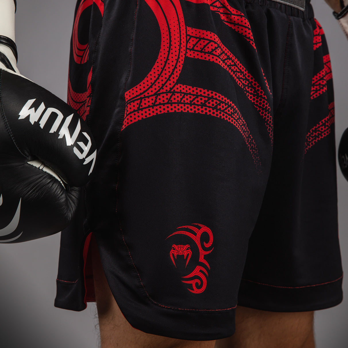 Venum x Mike Tyson Tiger Shorts de Boxeo - Negro Profundo/Rojo Intenso