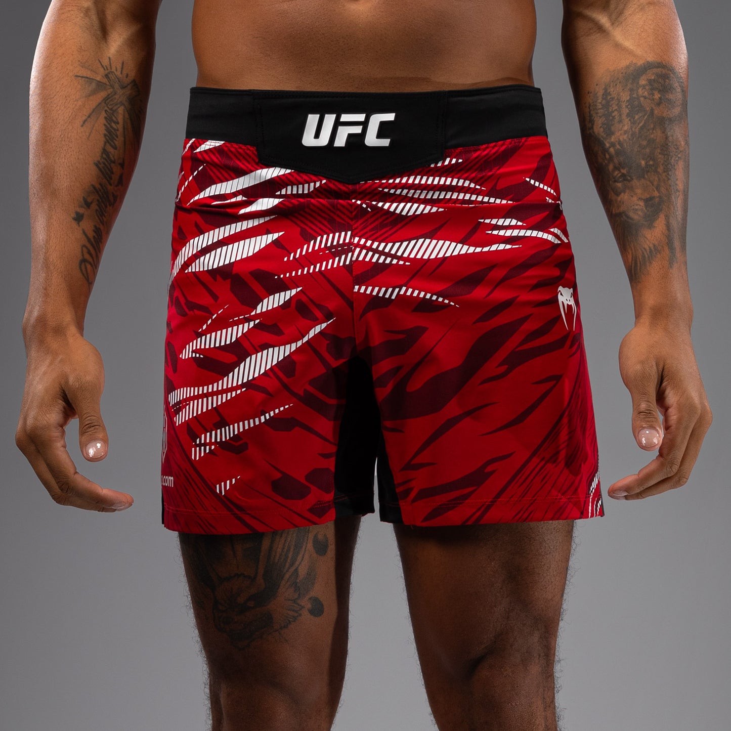 UFC Fusion by Venum Authentic Fight Night Shorts de Lucha para Hombre - Ajuste Corto - Rojo
