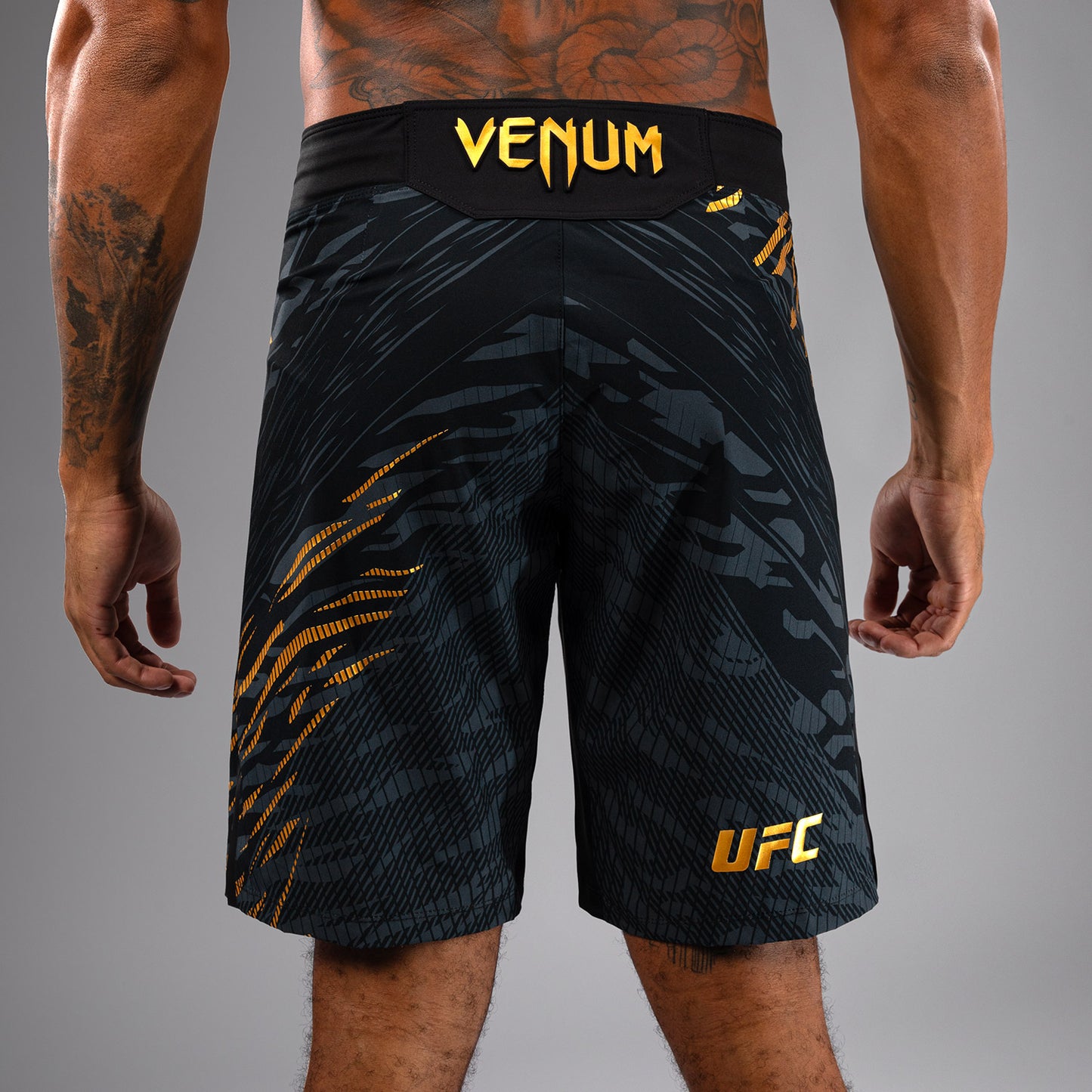 UFC Fusion by Venum Authentic Fight Night Shorts de Lucha para Hombre - Ajuste Largo - Champion
