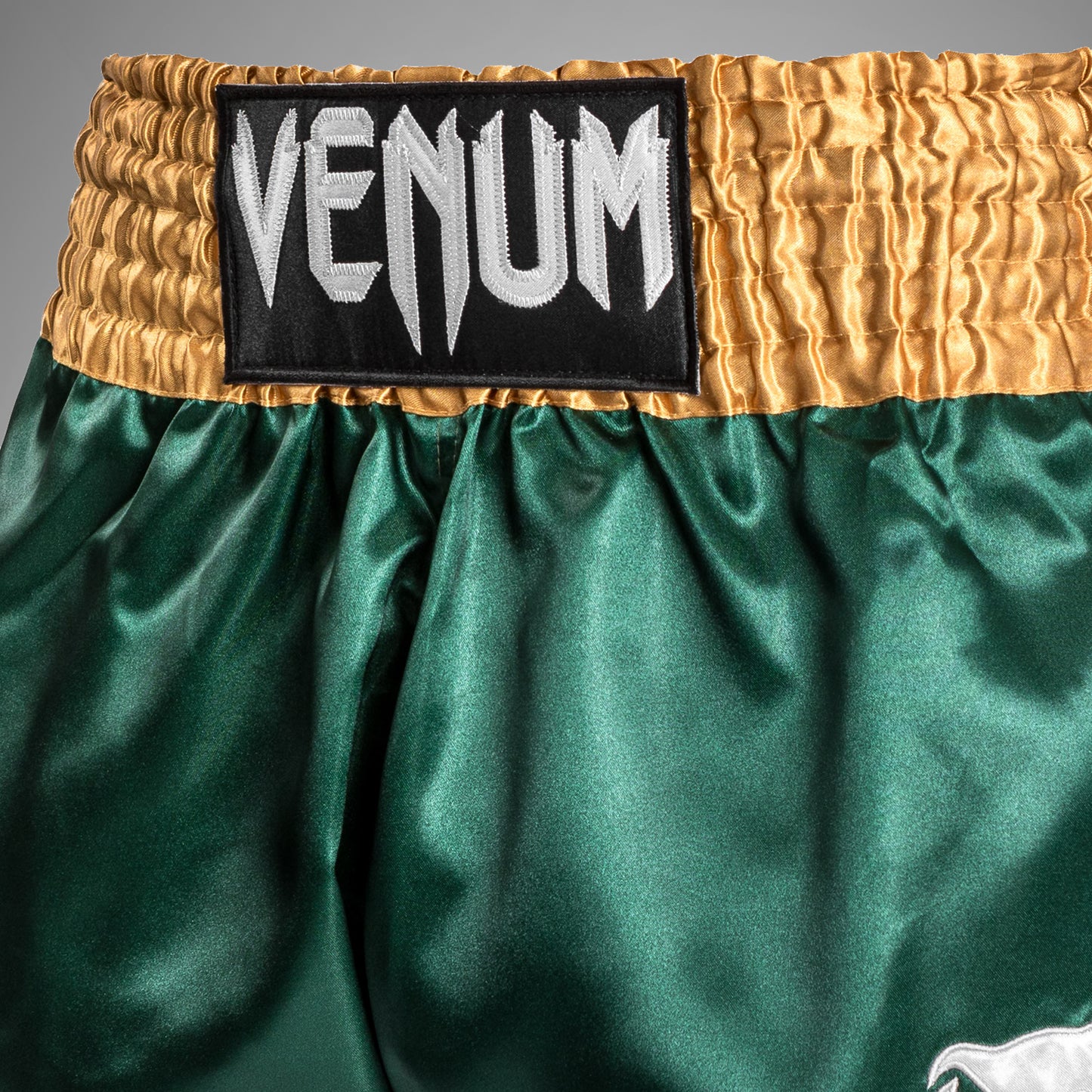 Venum Classic - Muay Thai Short - Verde/Dorado/Blanco