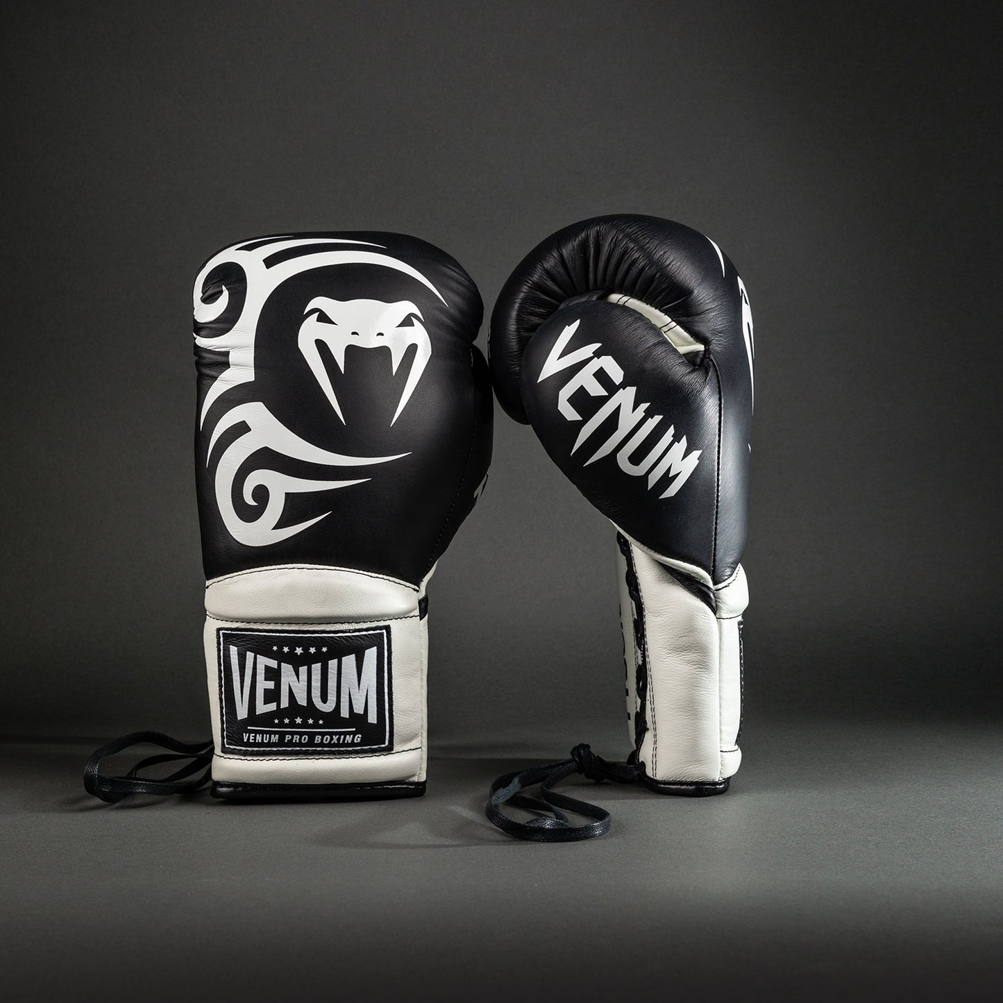 Venum Giant 2.0 Mike Tyson Pro Guantes de Boxeo con Cordones - Negro Profundo/Blanco Óptico