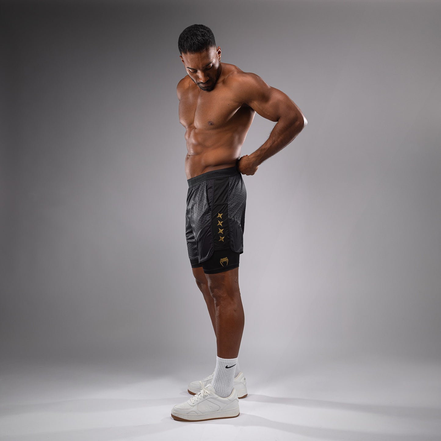 Venum x Assassin’s Creed Shadows Pantalón Corto de Entrenamiento Hombre - Negro/Dorado