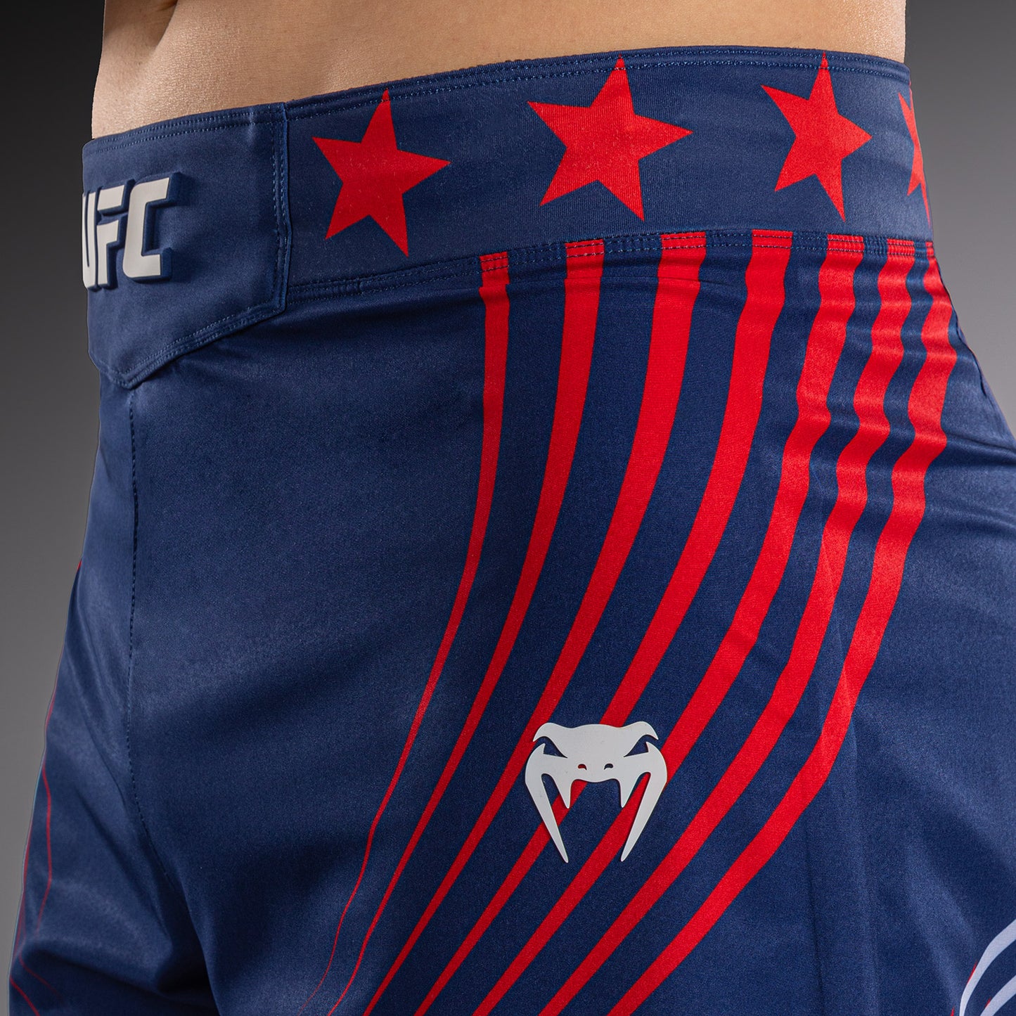 Official UFC Freedom 250 by Venum Authentic Fight Night Fight Shorts de ajuste largo para hombre - Azul