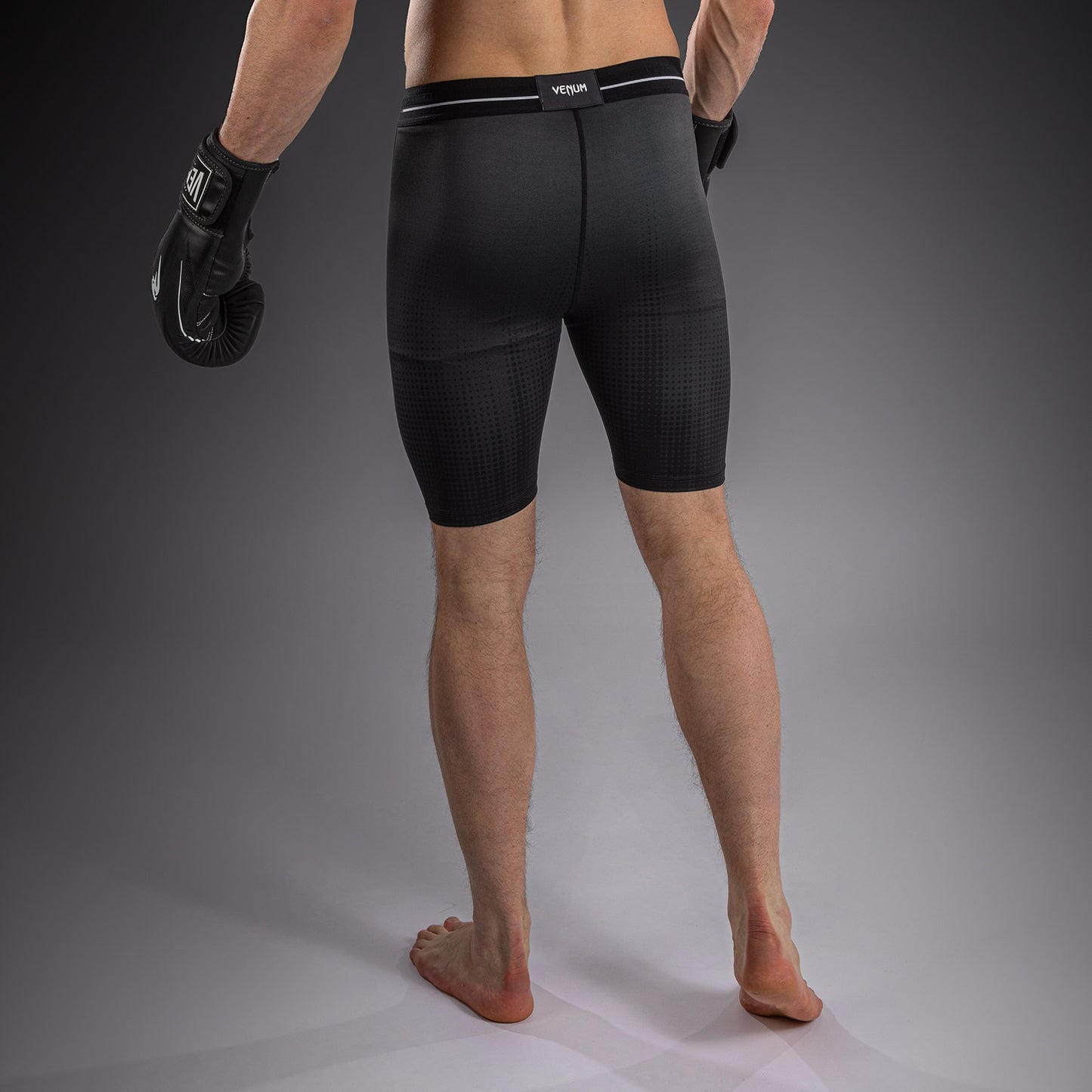 Venum Stealth Short de Compresión – Negro/Blanco