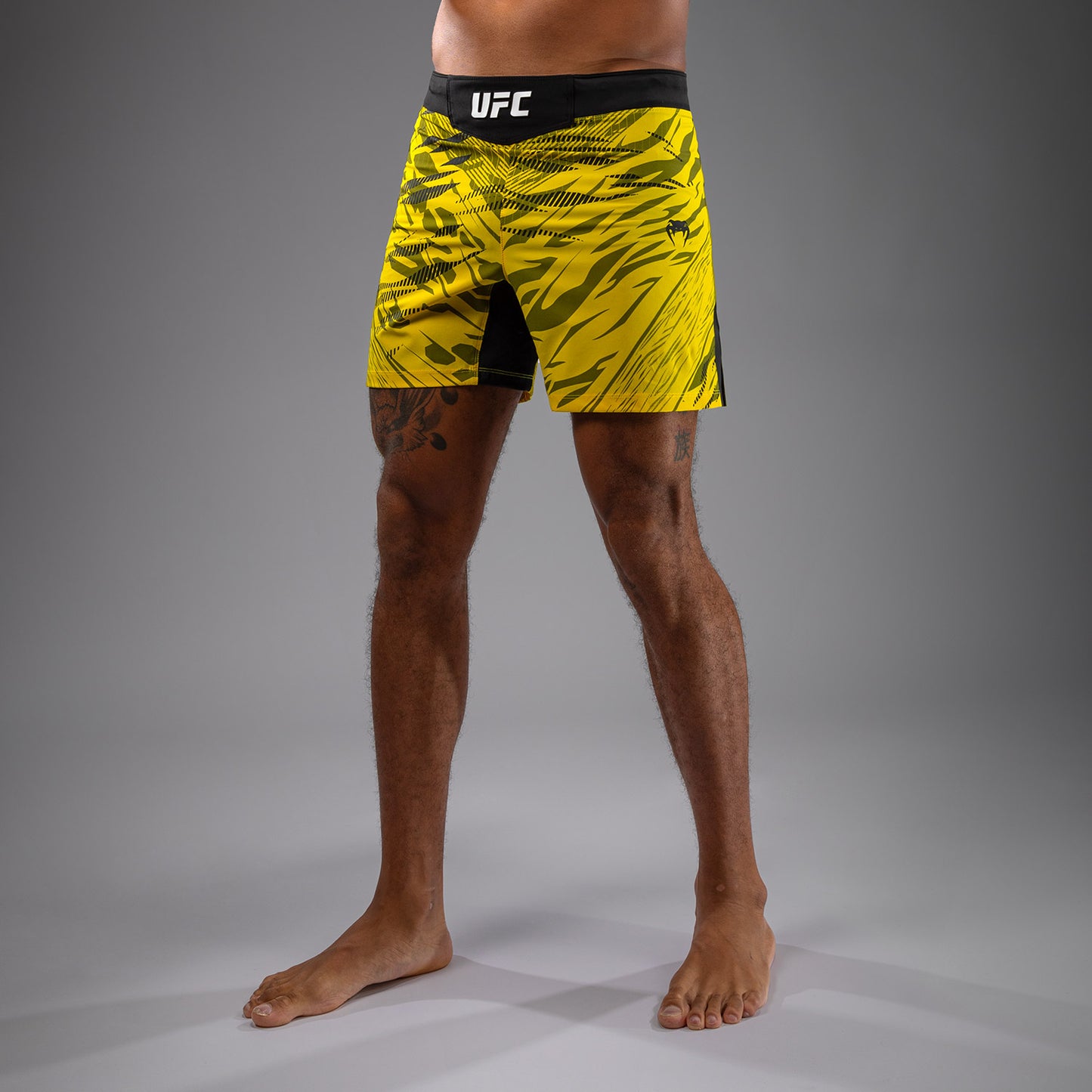 UFC Fusion by Venum Authentic Fight Night Shorts de Lucha para Hombre - Ajuste Corto - Amarillo