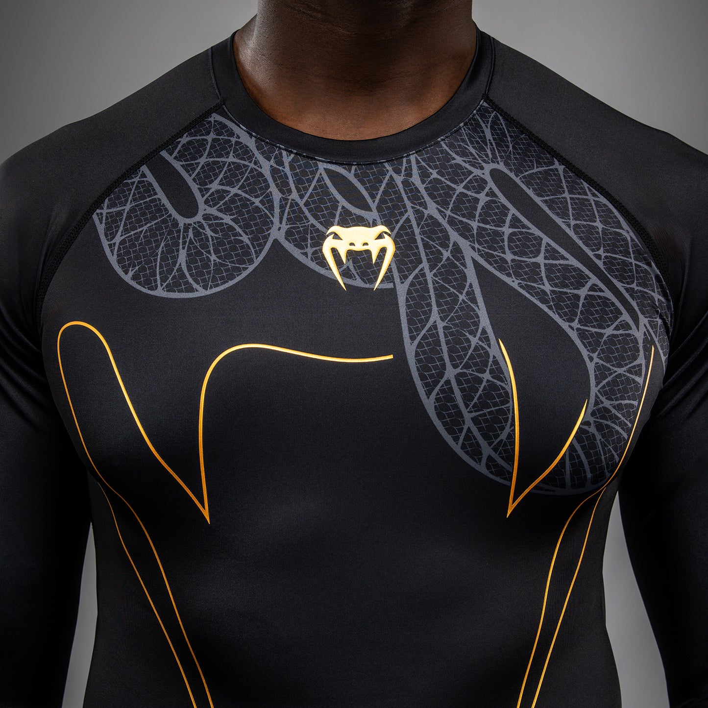 Venum Serpenti Rashguard Manga Larga – Negro/Plata/Dorado