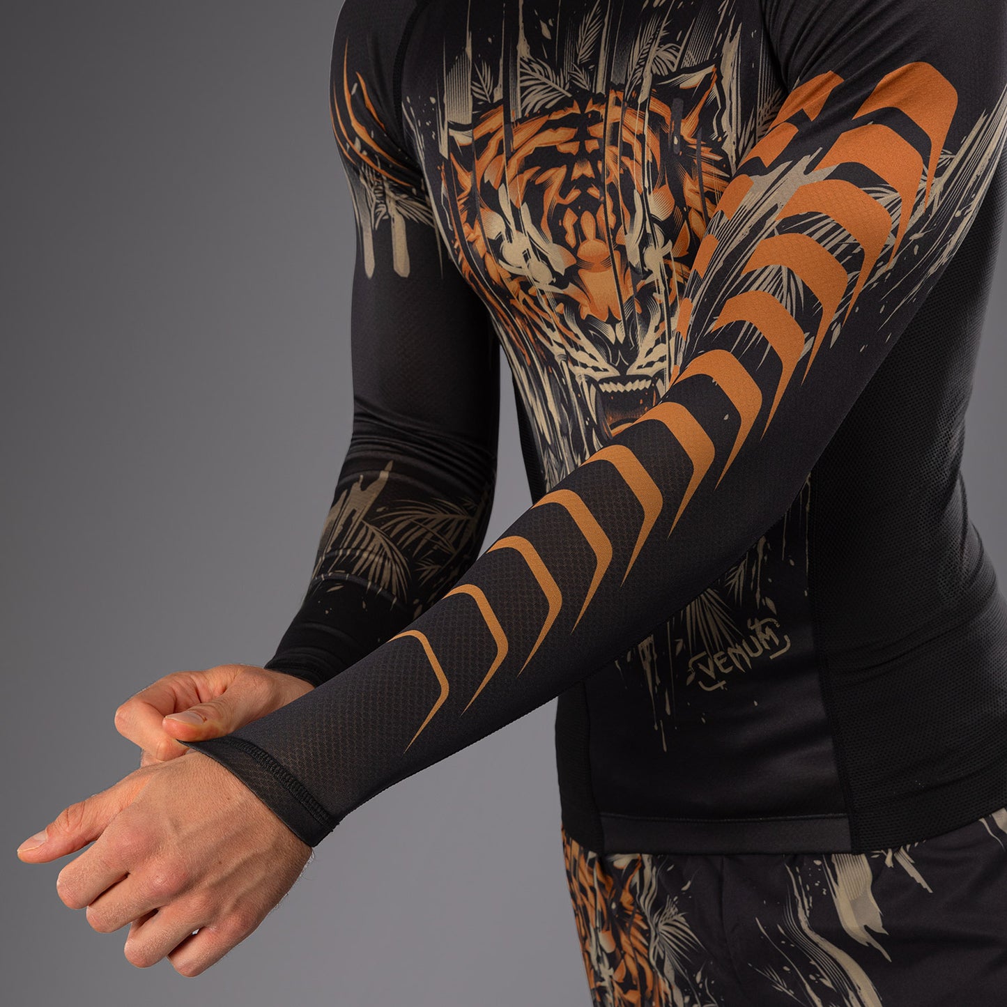 Venum Tiger Rashguard de Manga Larga para Hombre - Negro/Naranja Neón