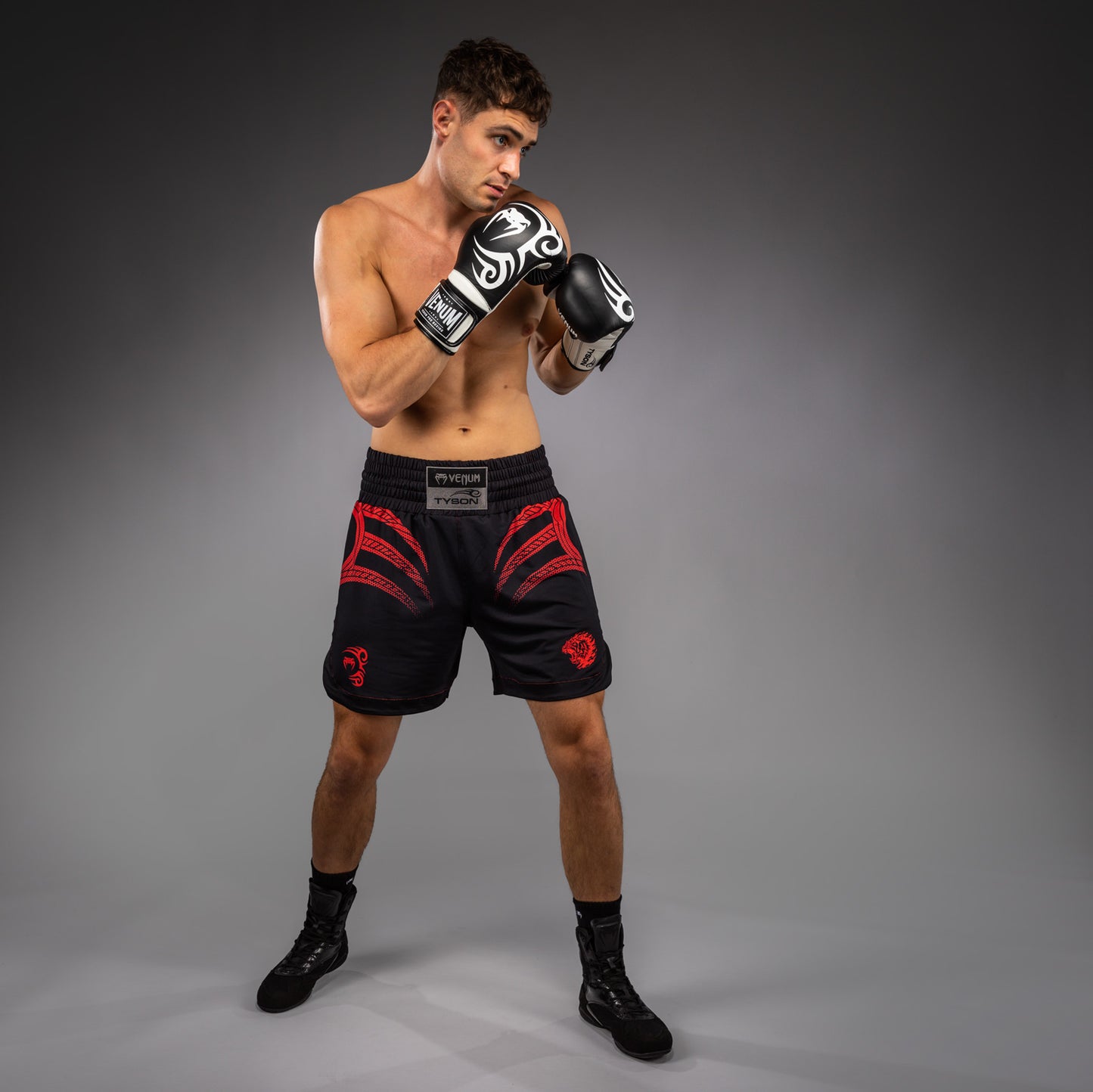 Venum x Mike Tyson Tiger Shorts de Boxeo - Negro Profundo/Rojo Intenso