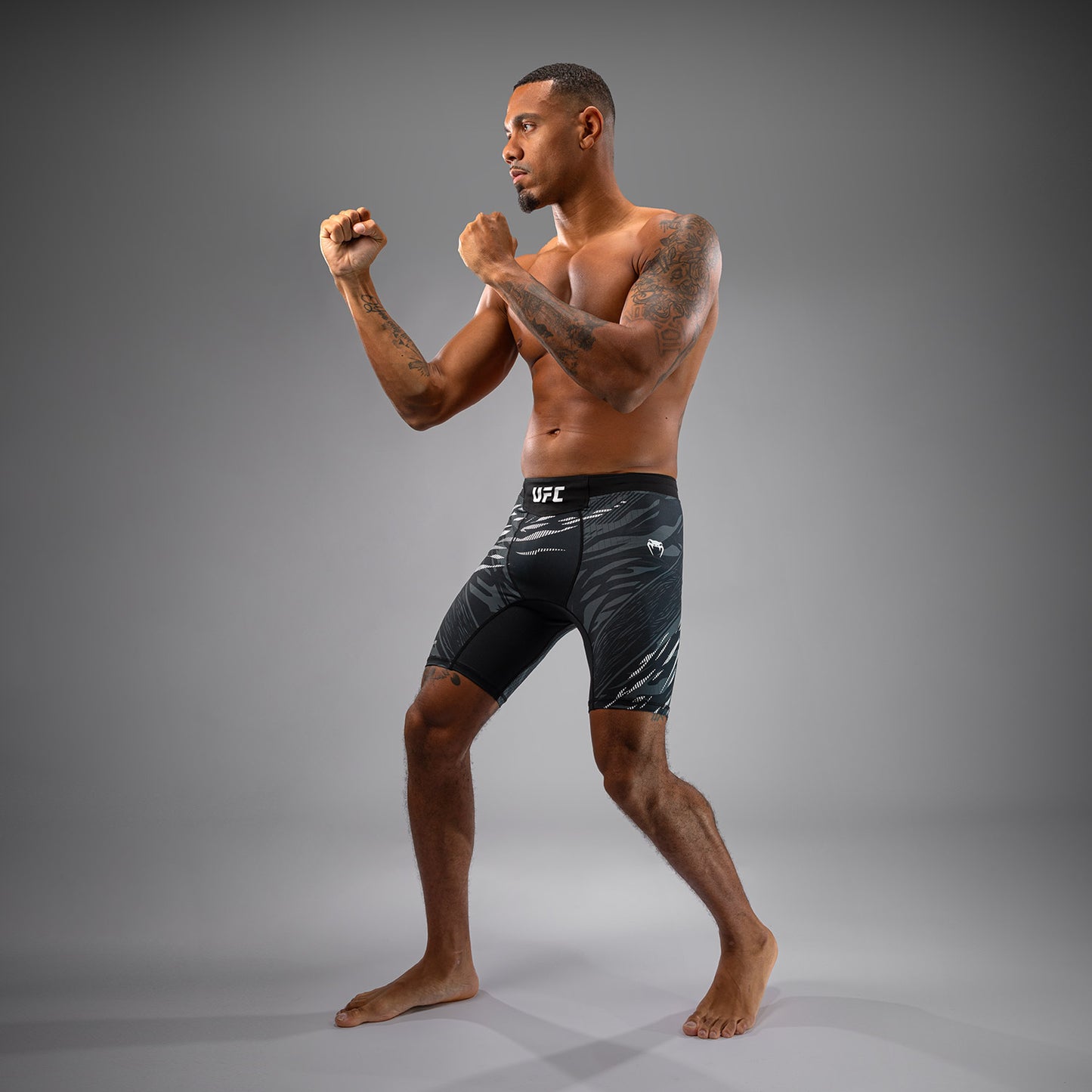 UFC Fusion by Venum Personalizados Authentic Fight Night Vale Tudo Shorts para Hombre - Negro
