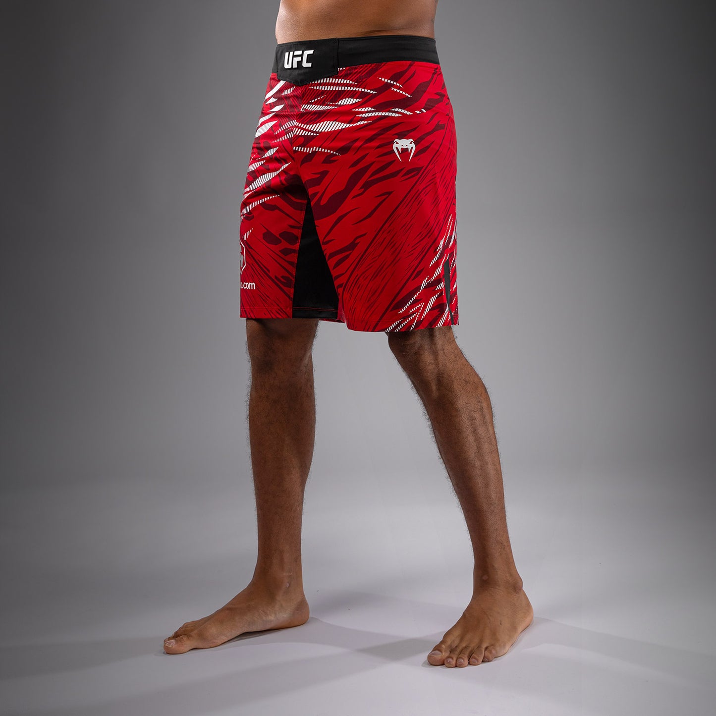 UFC Fusion by Venum Authentic Fight Night Shorts de Lucha para Hombre - Ajuste Largo - Rojo