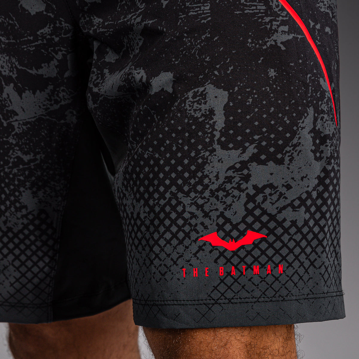 Venum x Batman Fightshorts - Negro/Gris/Rojo