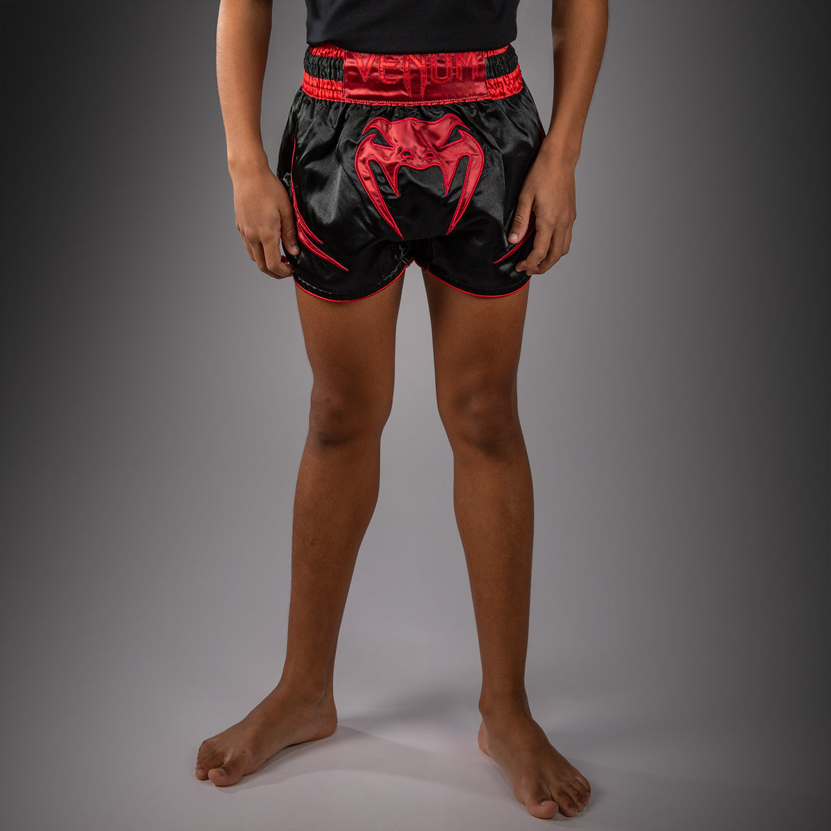 Venum Attack Short de Muay Thai para Niño - Negro/Rojo