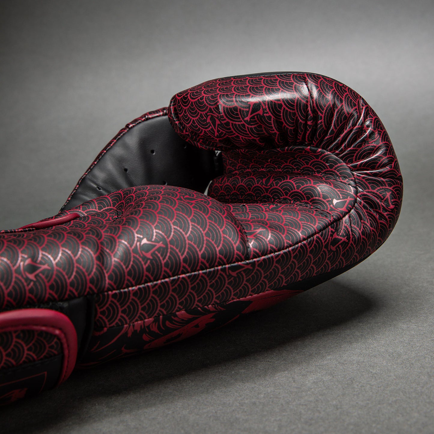Venum x Assassin’s Creed Shadows Guantes de boxeo - Burdeos/Negro