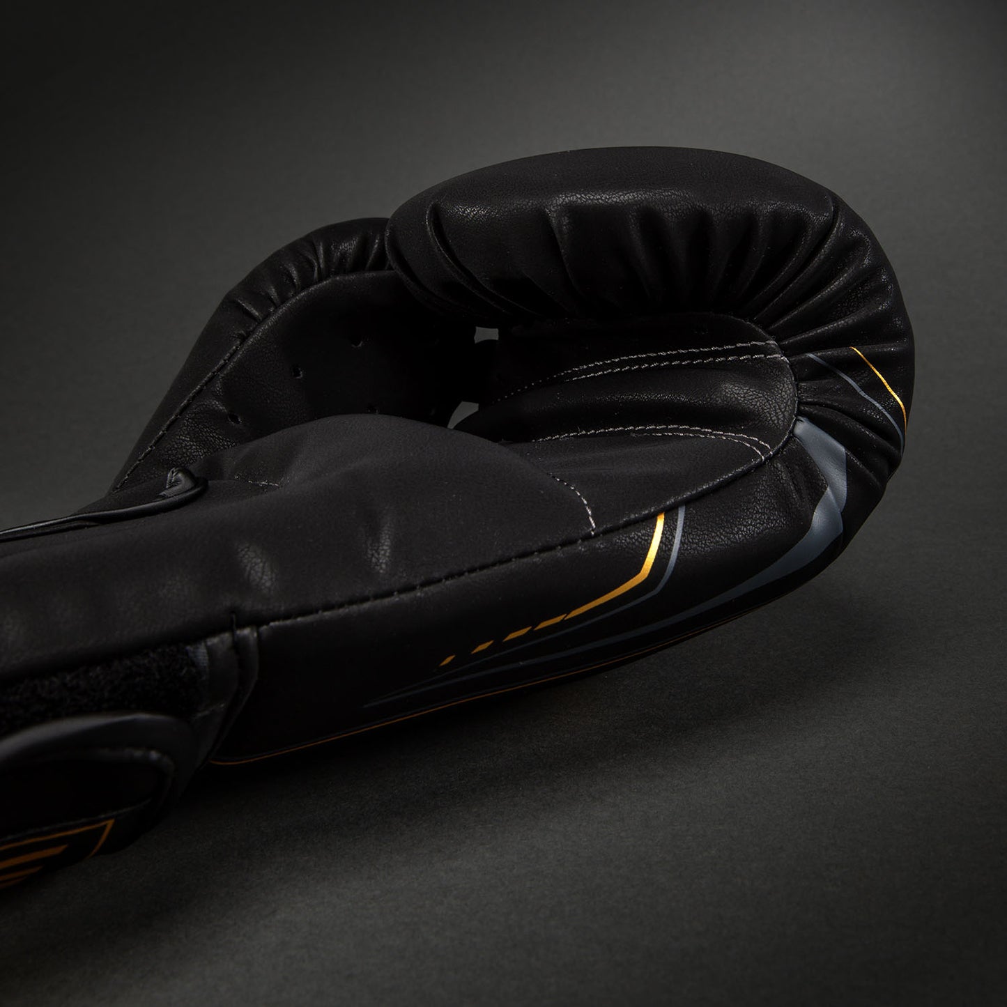 Venum Streamline Guantes de Boxeo – Negro/Oro