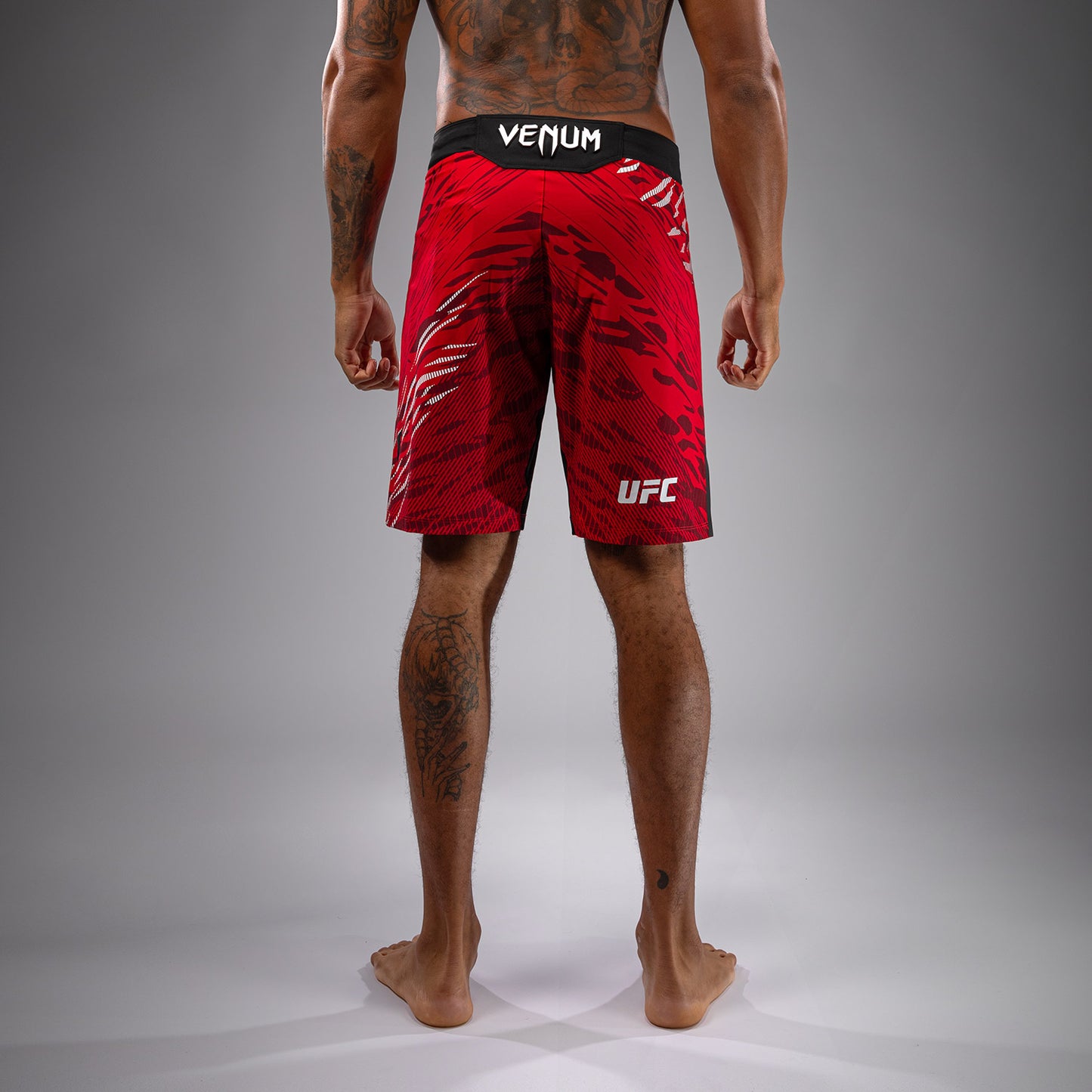 UFC Fusion by Venum Authentic Fight Night Shorts de Lucha para Hombre - Ajuste Largo - Rojo