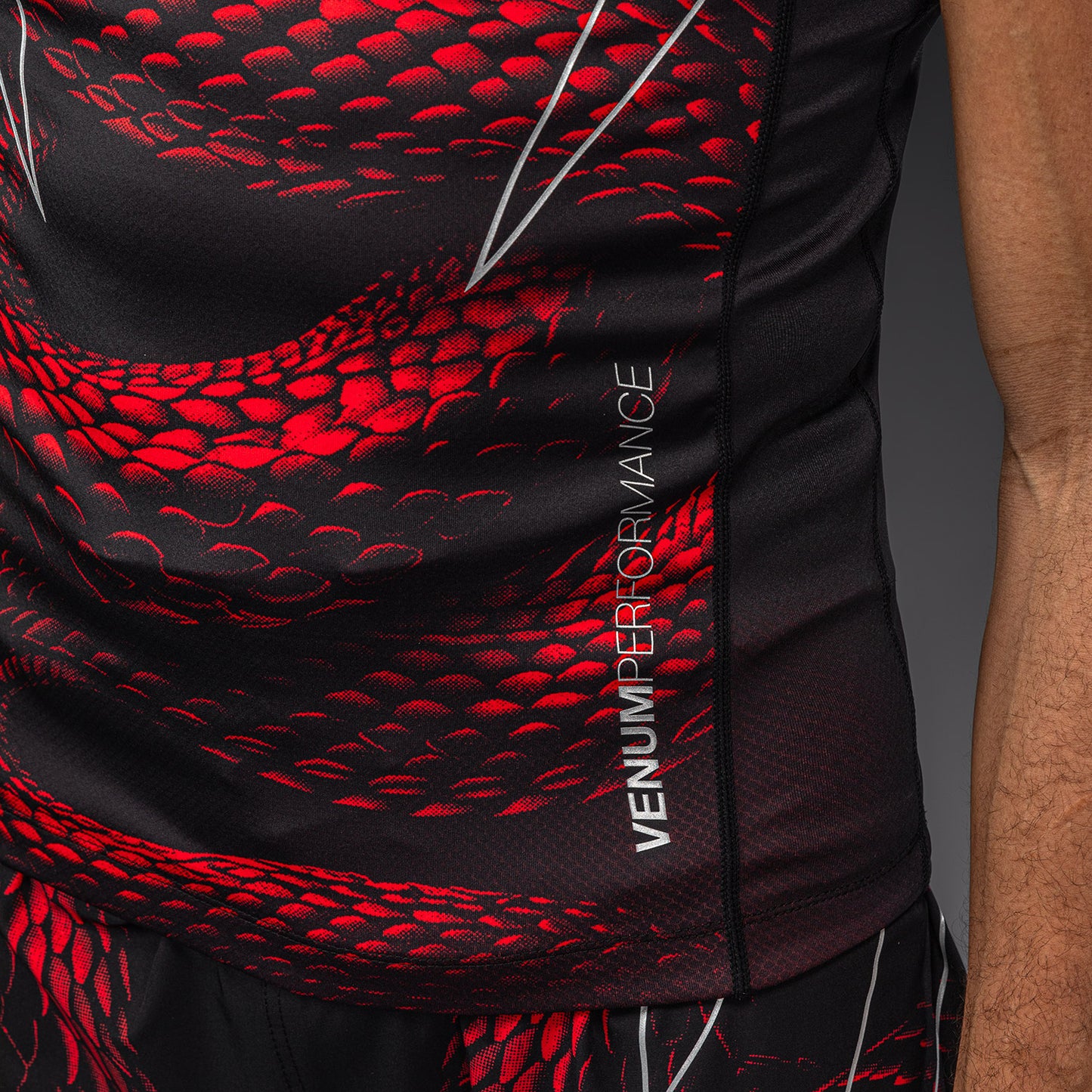 Venum Matupa Rashguard Manga Corta - Negro/Rojo/Gris Plateado