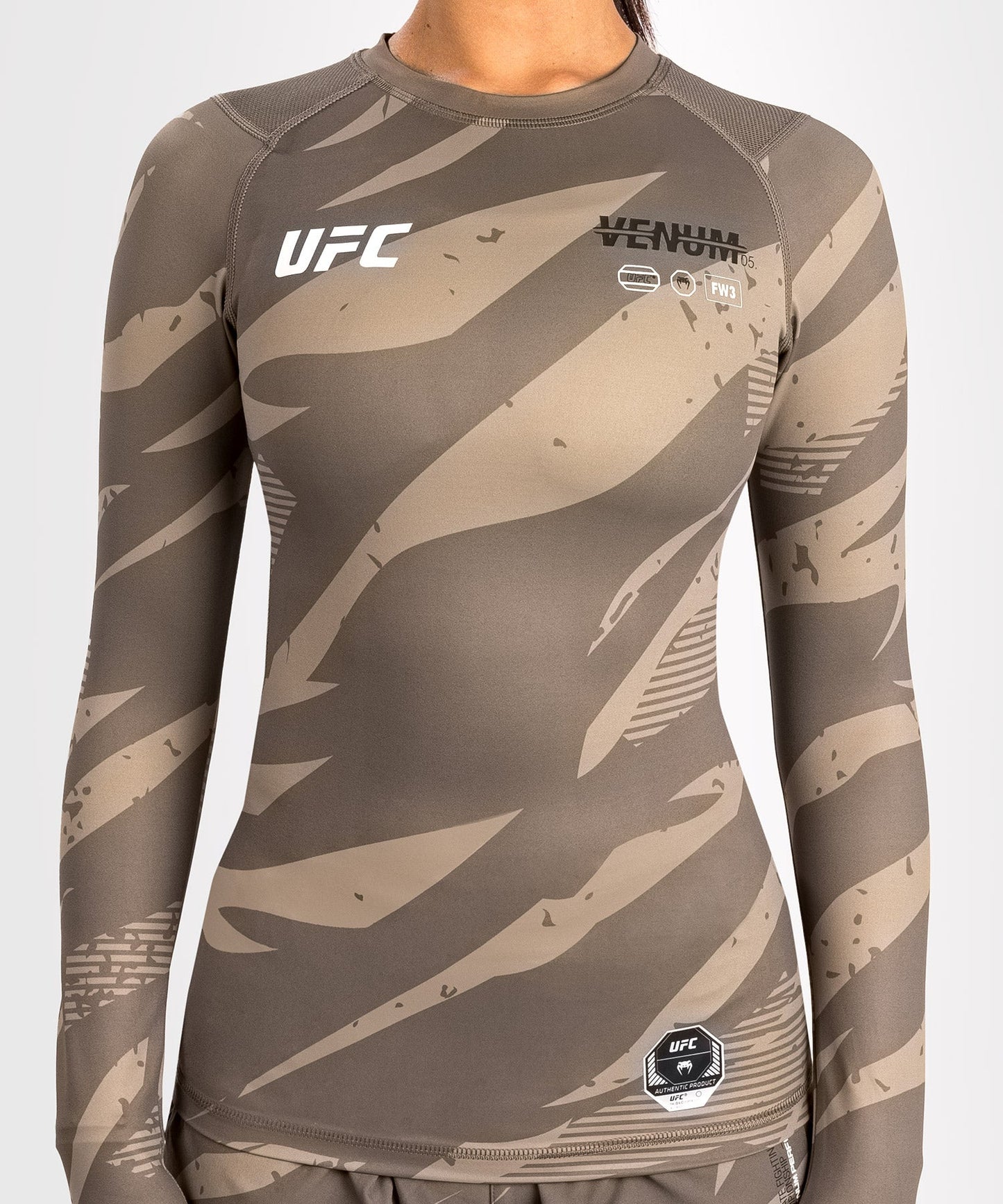 UFC Adrenaline de Venum Fight Week Camiseta de Compresión de Manga Larga para Mujer - Desert Camo