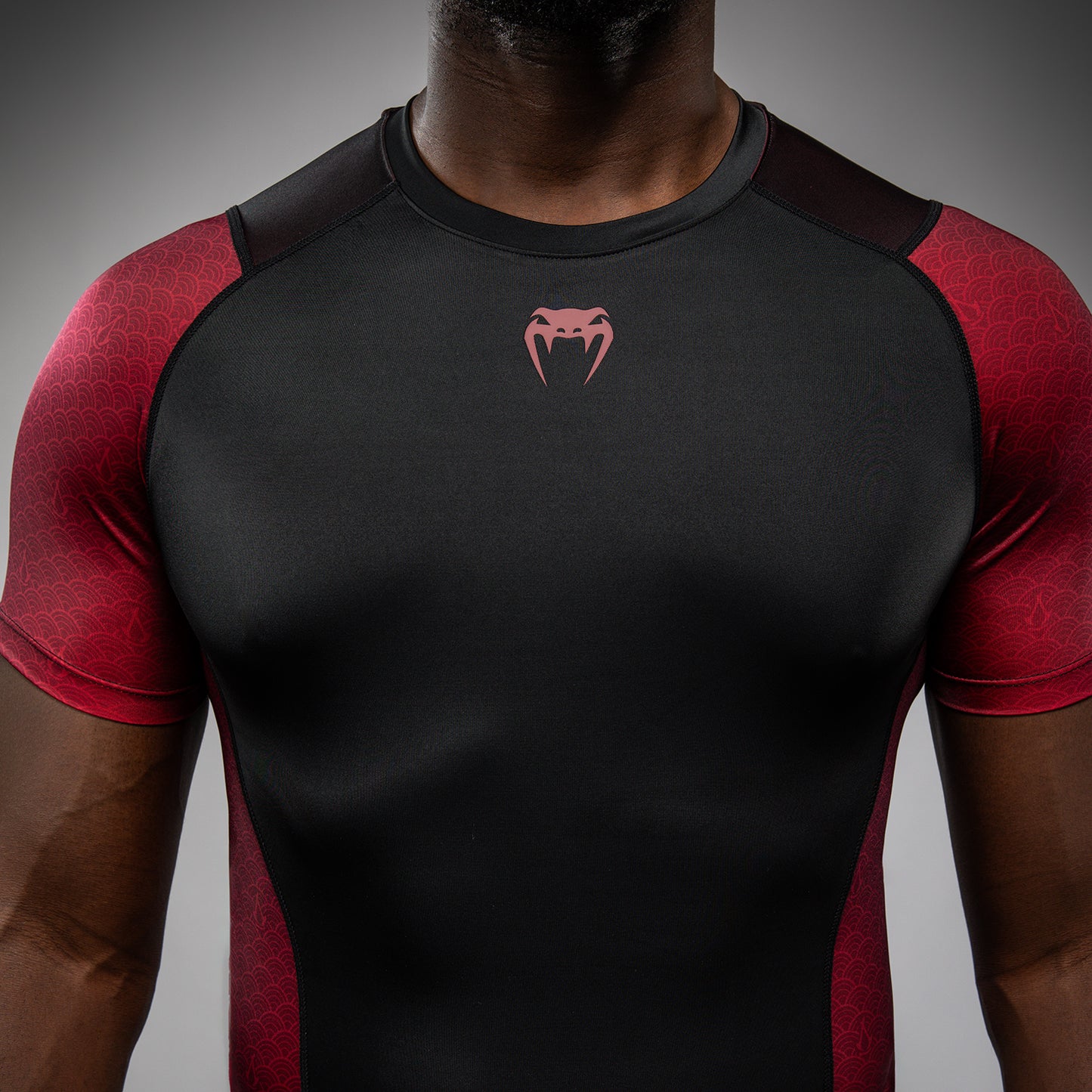 Venum x Assassin’s Creed Shadows Camiseta de Manga Corta Rashguard para Hombre - Burdeos/Negro