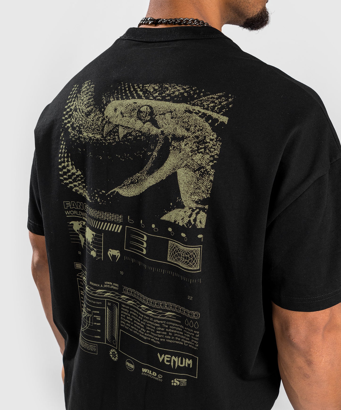 Camiseta Venum Fangs - Corte extragrande - Negro