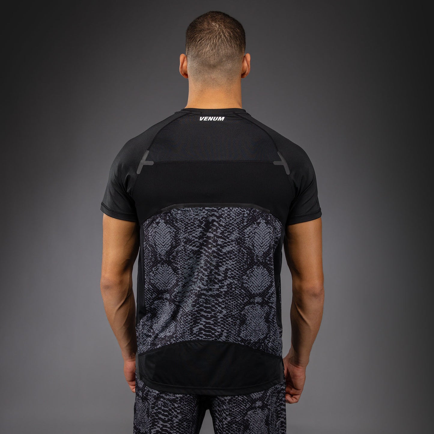 Venum G-Fit Scales Camiseta Dry Tech – Negro/Gris Carbón
