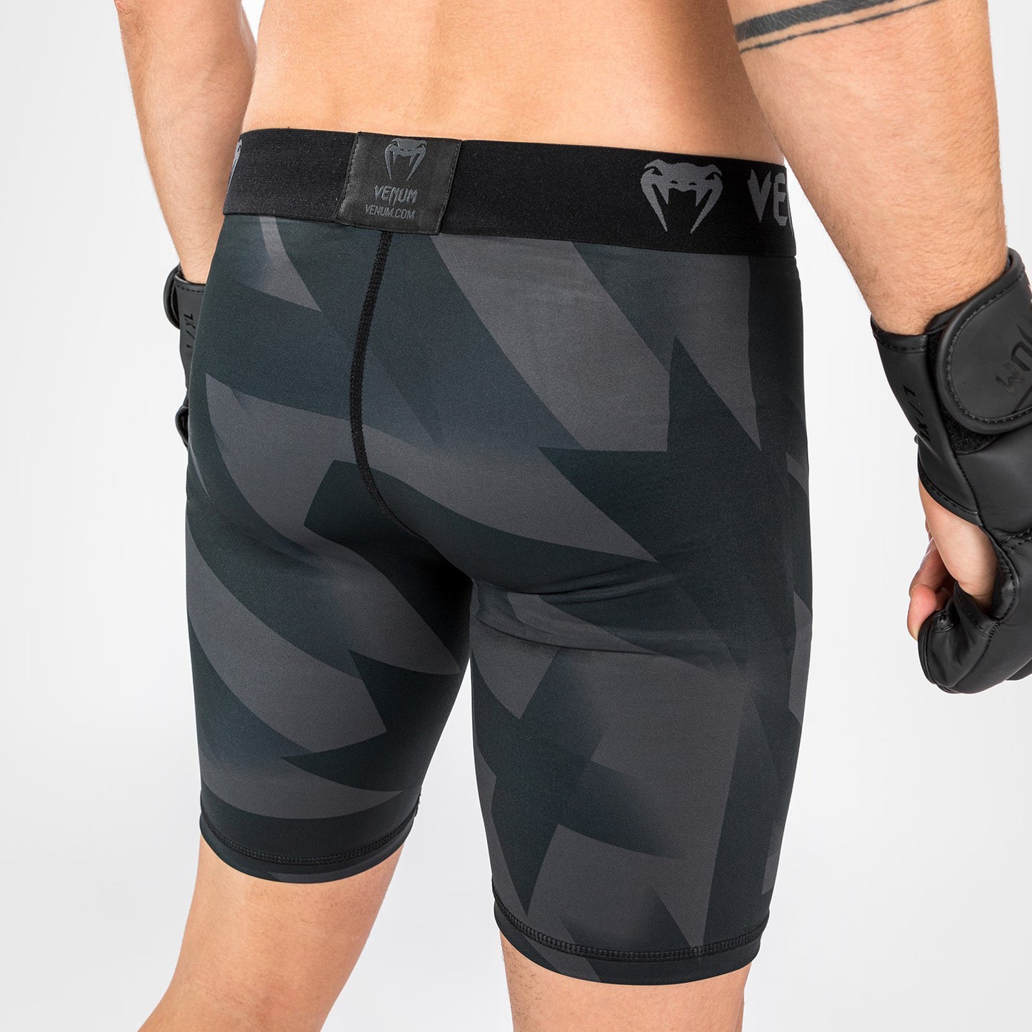 Shorts Vale Tudo Venum Razor - Negro/Oro