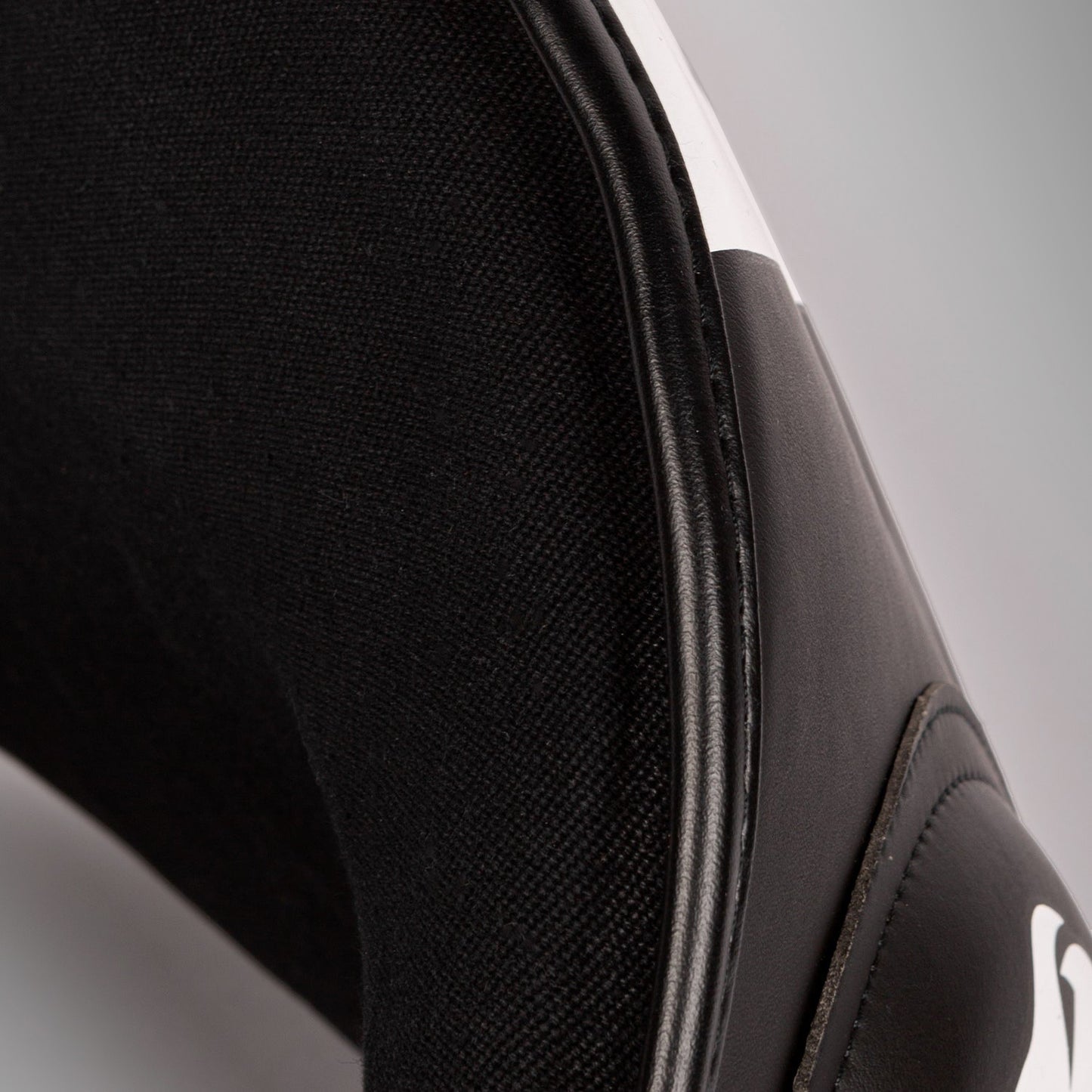 Venum Elite Mini Manoplas de Entrenador Gruesas de Cuero (Par) – Negro/Blanco