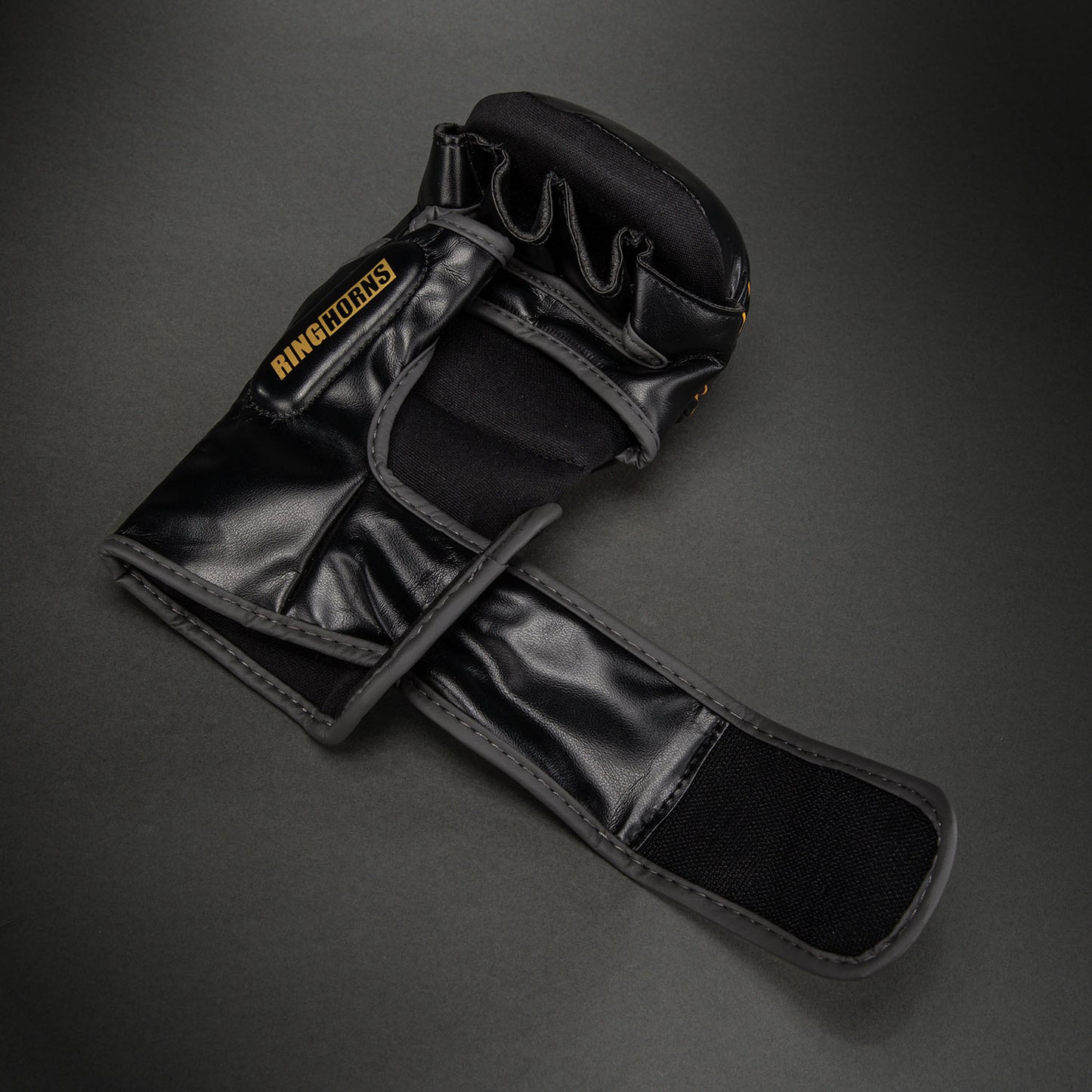 Venum Ringhorns Charger Guantes de Sparring MMA - Negro/Oro