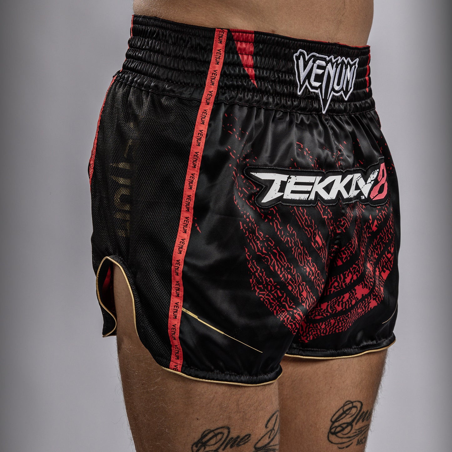Venum x TEKKEN 8 - Marshall Law Muay Thai Shorts - Negro/Rojo/Dorado
