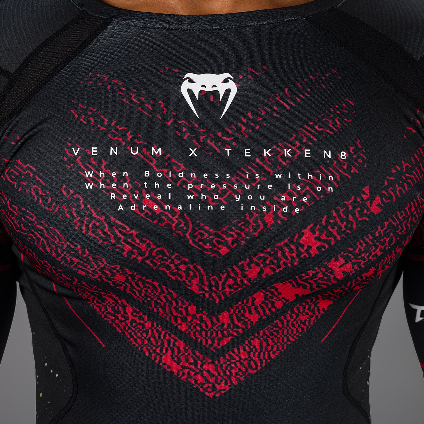 Venum x TEKKEN 8 - Marshall Law Rashguard - Negro/Rojo/Dorado