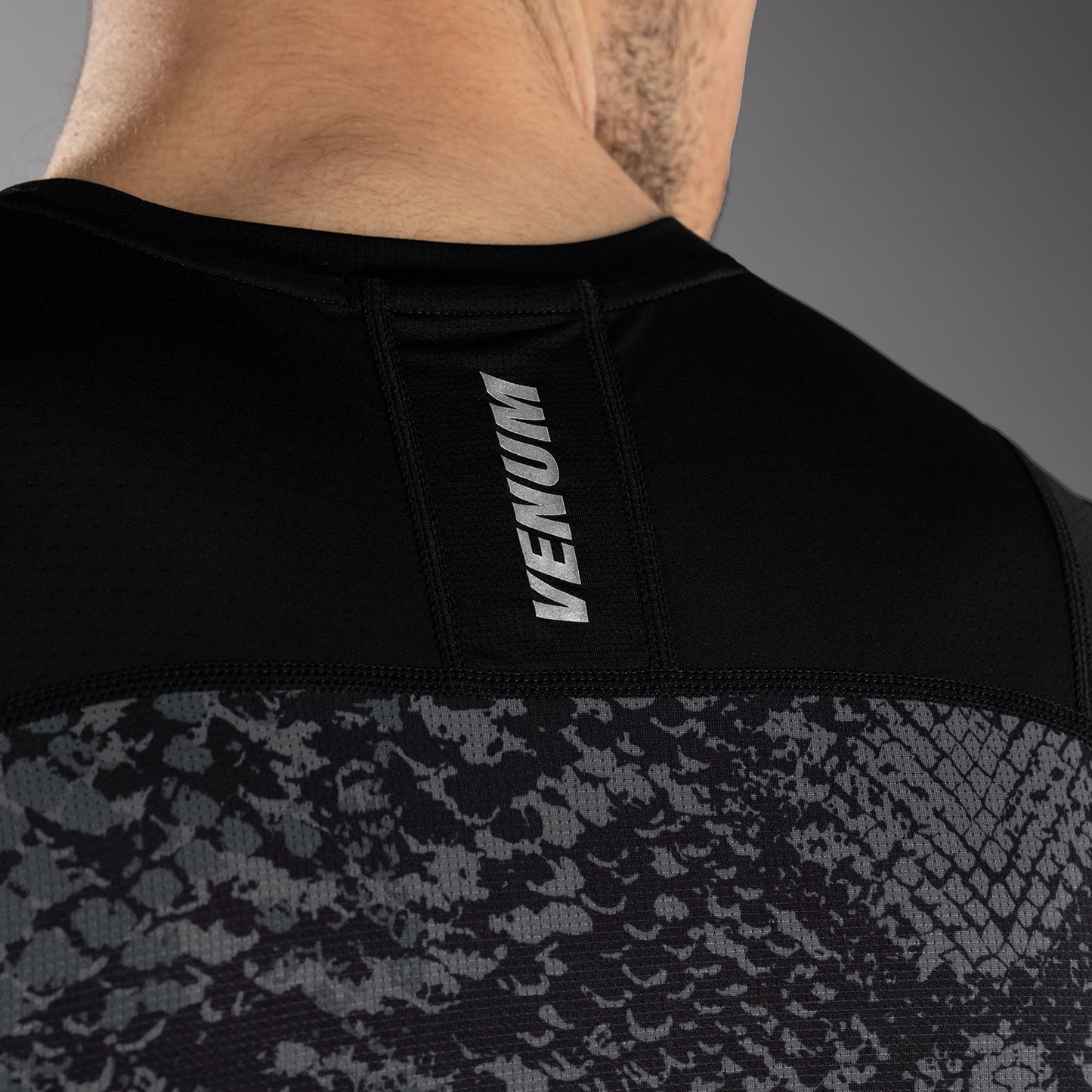 Venum G-Fit Scales Rashguard Sin Mangas – Negro/Gris Carbón