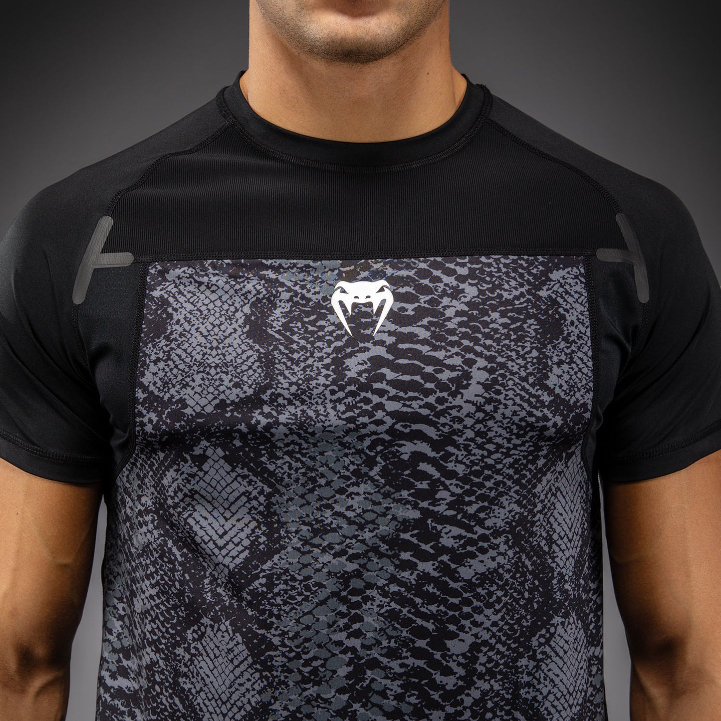 Venum G-Fit Scales Camiseta Dry Tech – Negro/Gris Carbón