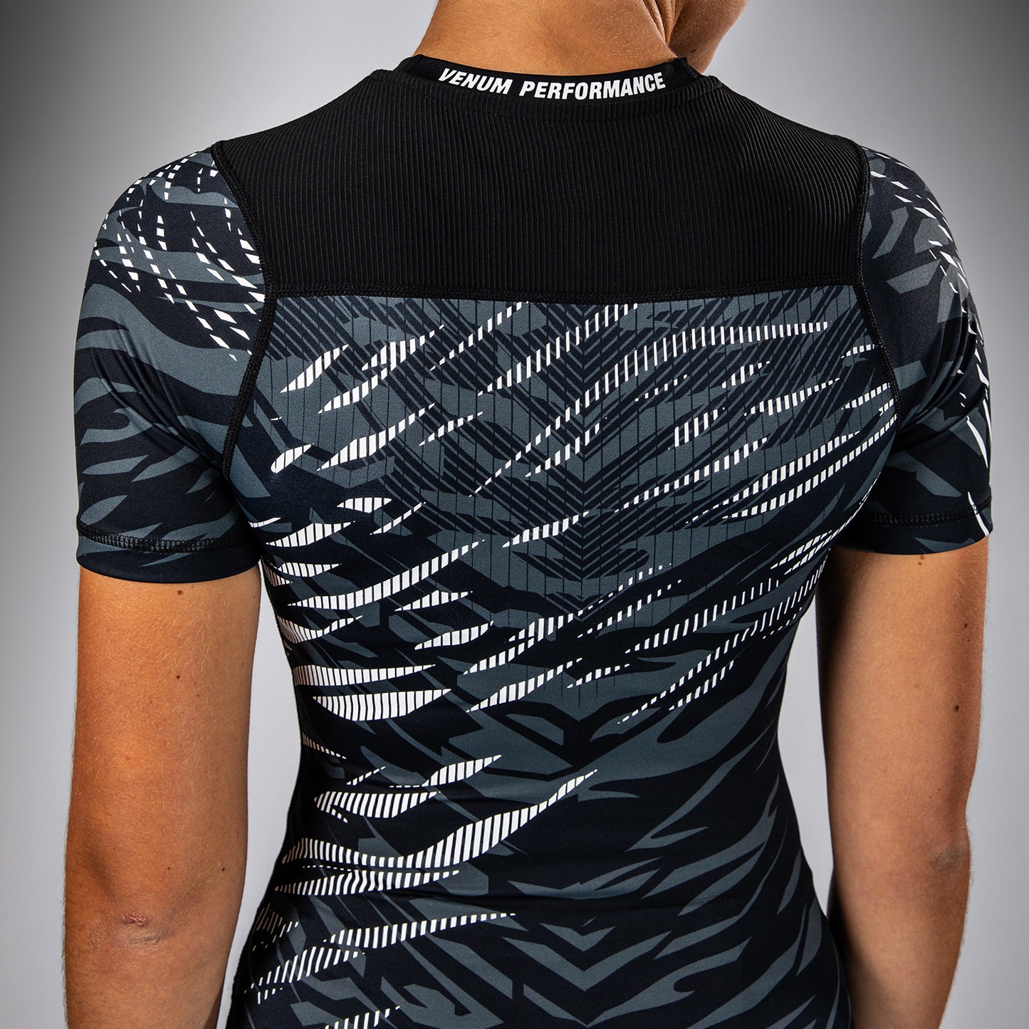 UFC Fusion by Venum Authentic Fight Night Rashguard de Manga Corta de Rendimiento para Mujer - Negro