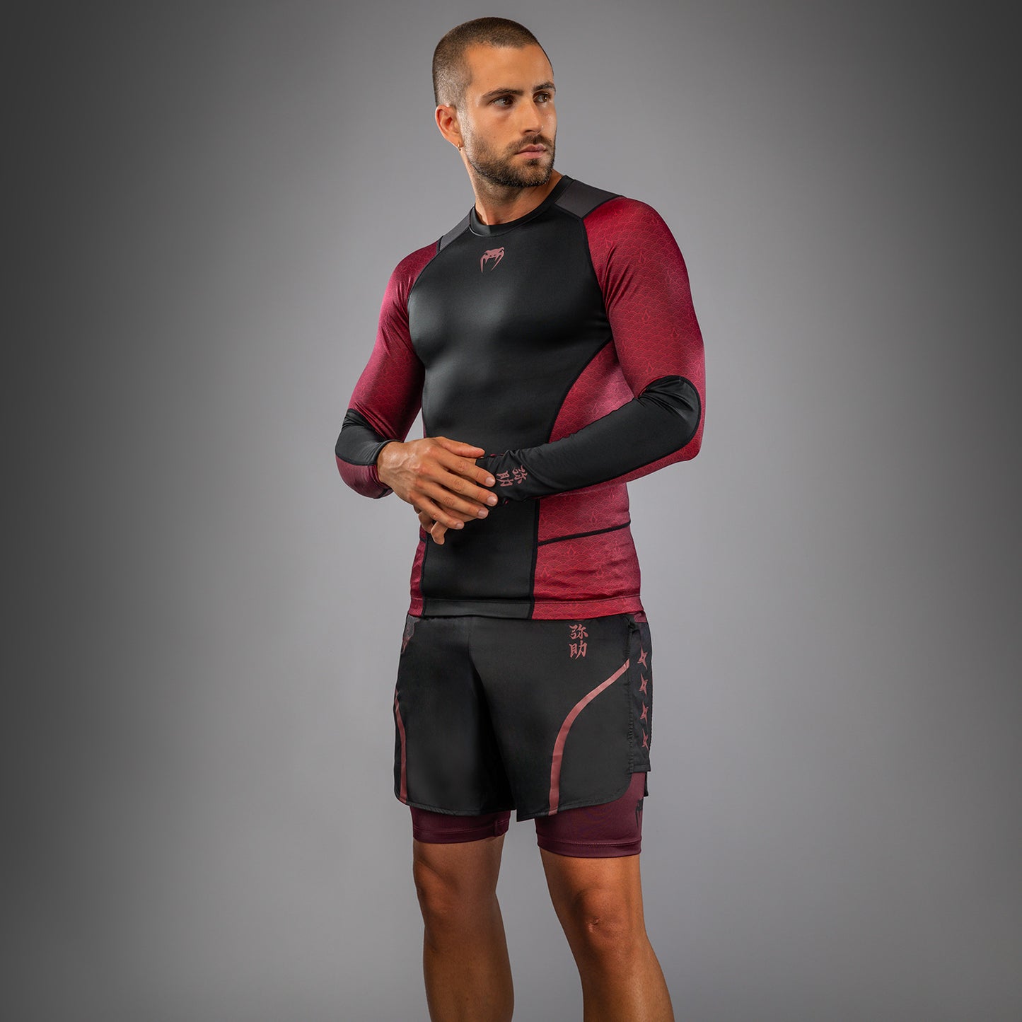 Venum x Assassin’s Creed Shadows Camiseta de Manga Larga Rashguard para Hombre - Burdeos/Negro