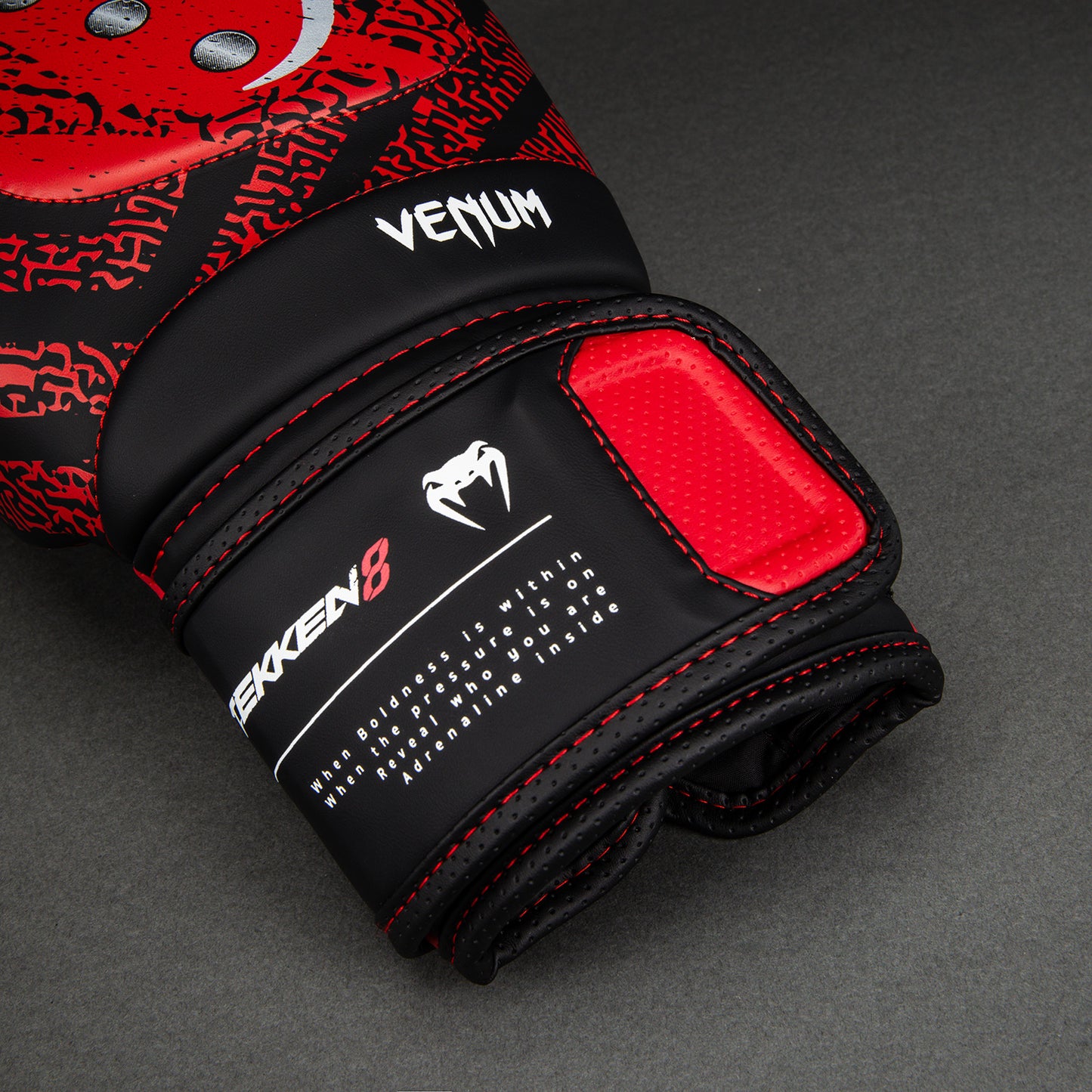 Venum x TEKKEN 8 Guantes de Boxeo Kazuya - Rojo/Negro