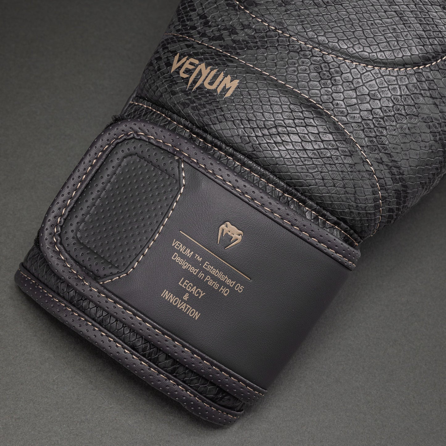 Venum Impact Evo Scales Guantes de Boxeo – Gris Oscuro