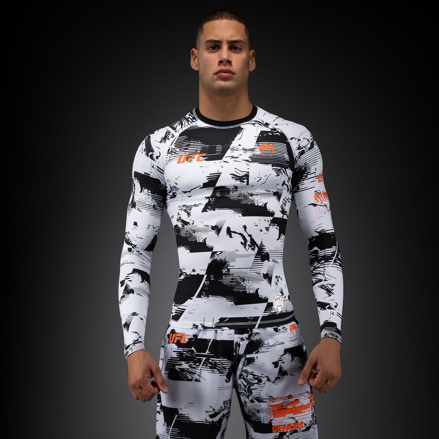 UFC Zenith by Venum Authentic Fight Week Rashguard de manga larga Performance Hombre - Blanco