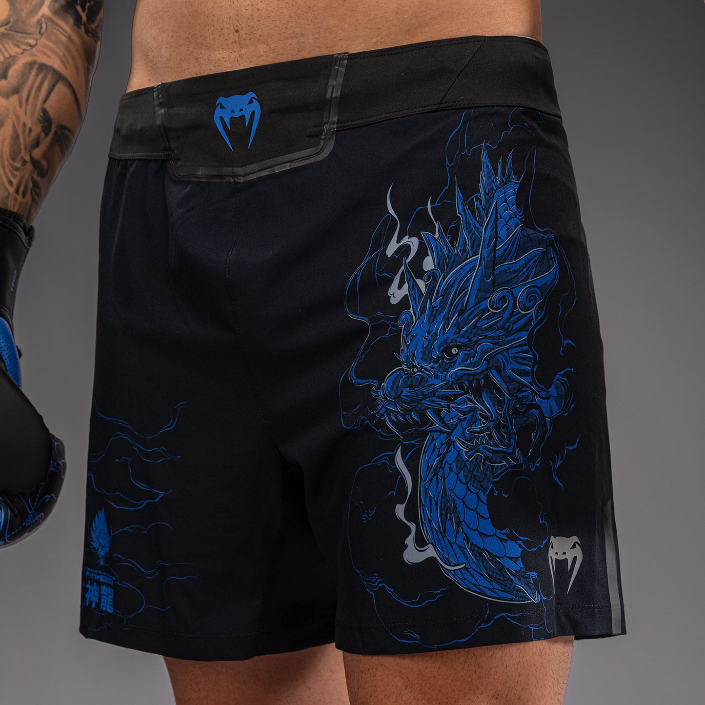 Venum Thunder Dragon Short de Combate – Negro/Azul Real