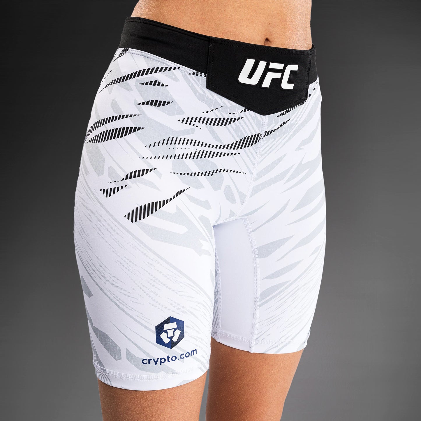 UFC Fusion by Venum Authentic Fight Night Vale Tudo Shorts para Mujer - Ajuste Largo - Blanco