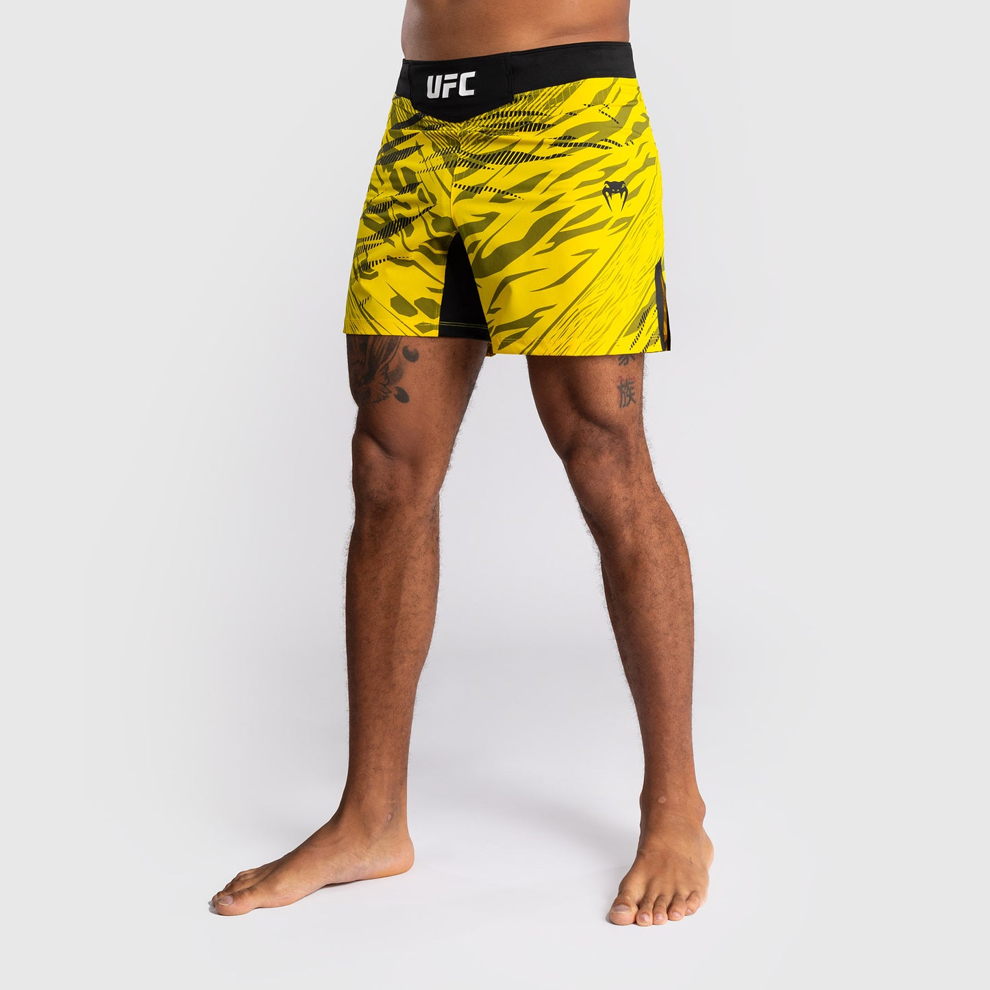 UFC Fusion by Venum Personalizados Authentic Fight Night Shorts de Lucha para Hombre - Ajuste Corto - Amarillo
